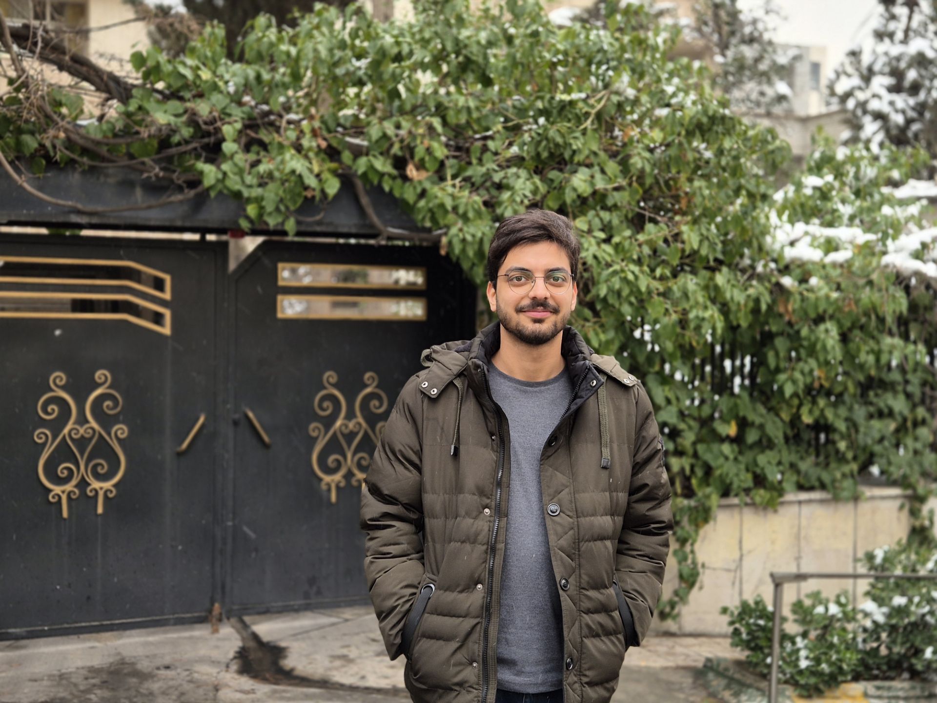 فردی در مقابل درب منزل