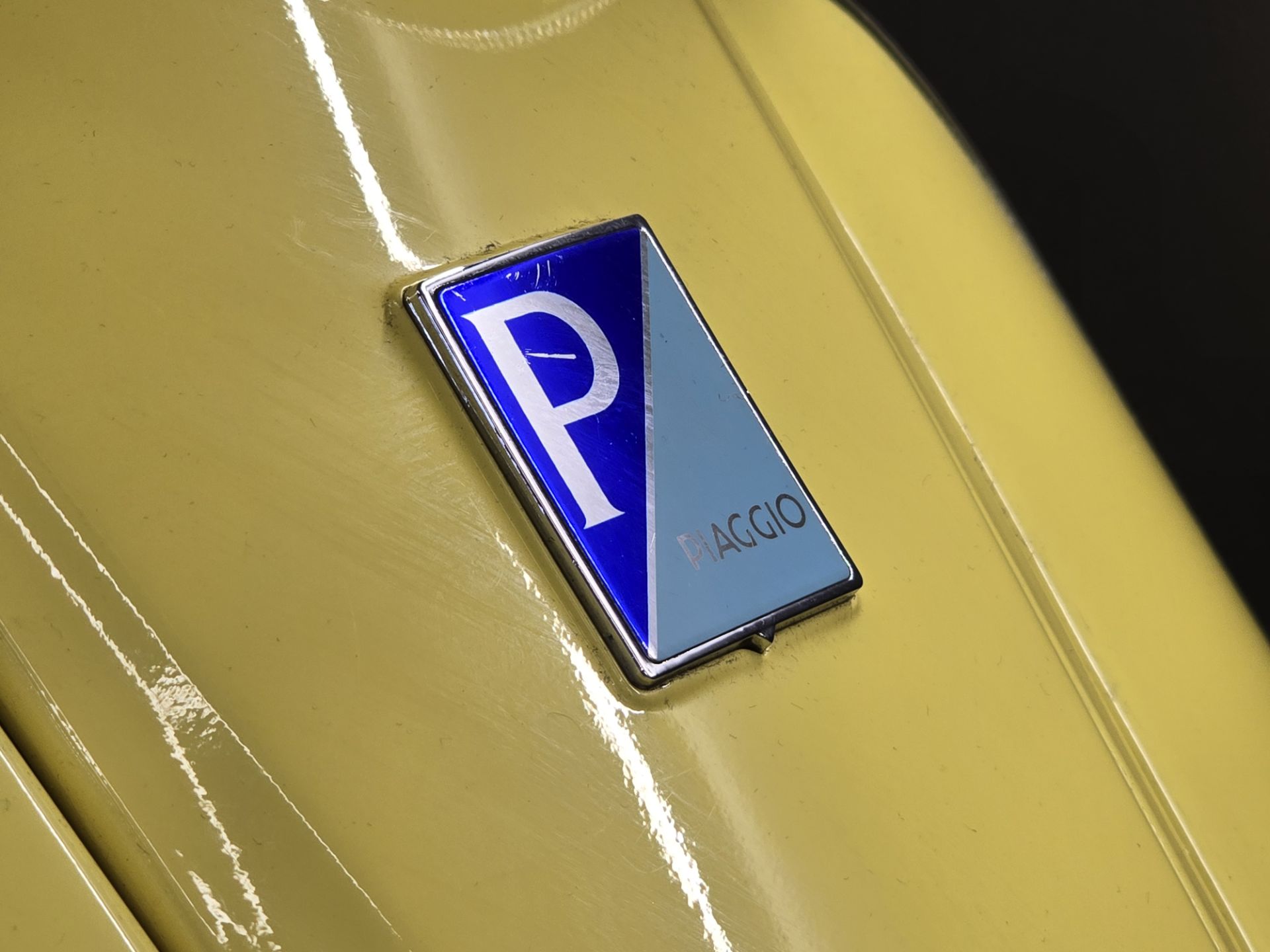 نمای نزدیک از لوگوی موتور Piaggio