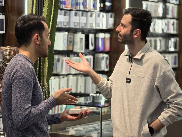 کیوان و بهزاد در موبایل فروشی