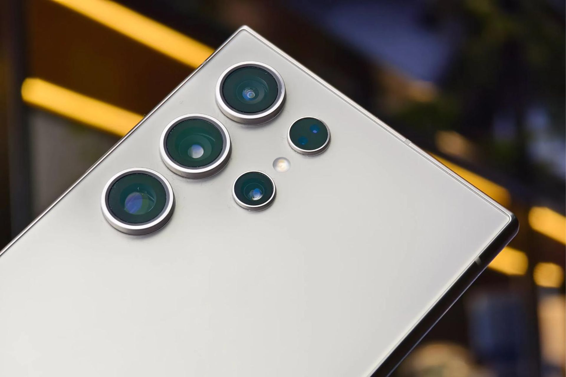 گلکسی S24 اولترا از نمای پشت