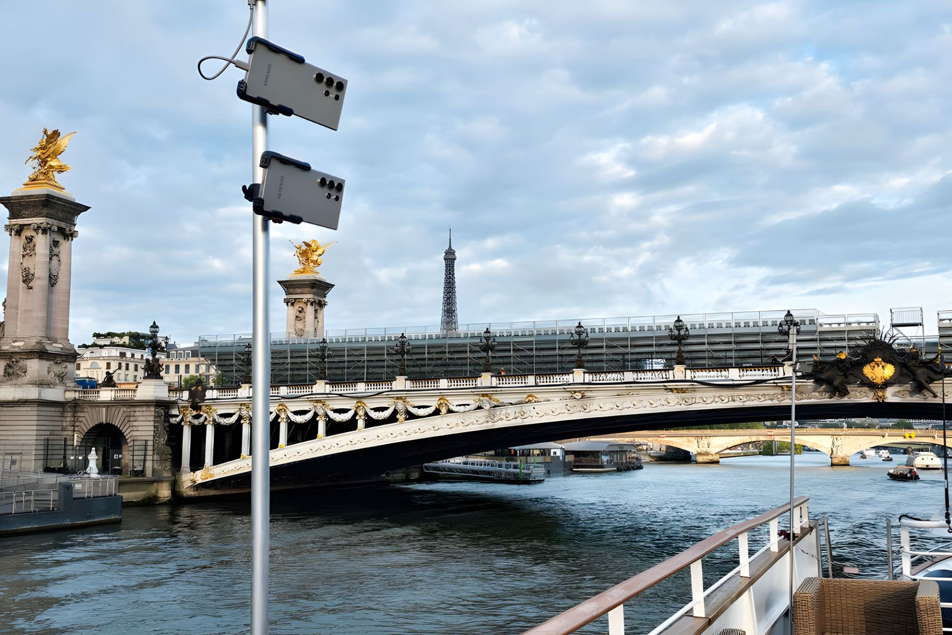 دو گوشی سامسونگ گلکسی S24 اولترا اطراف رود سن پاریس