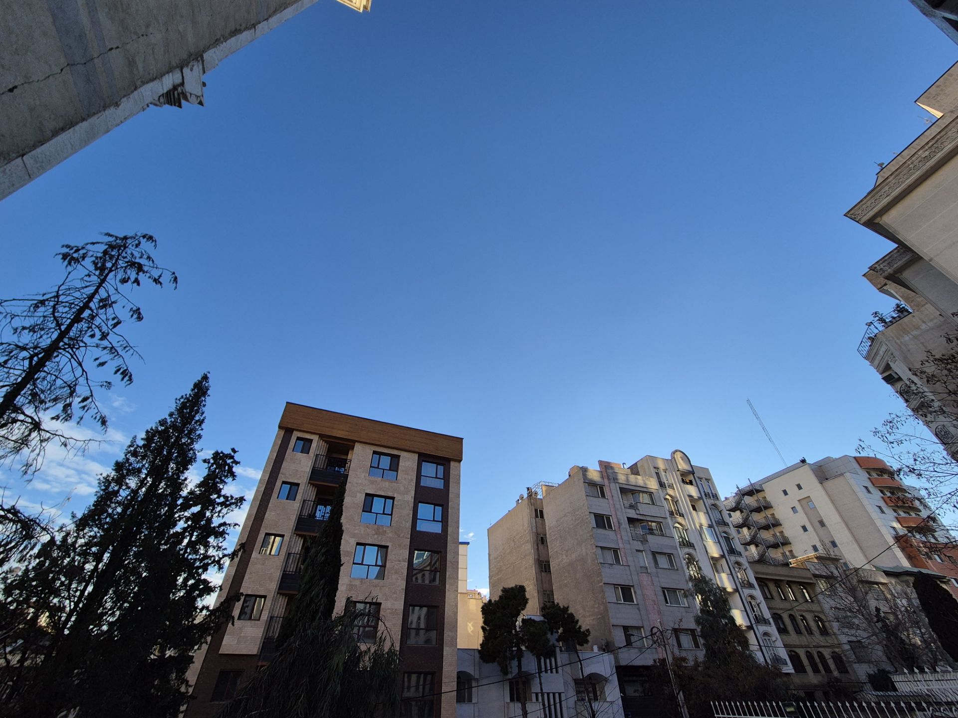 نمونه عکس گرفته شده با دوربین اولتراواید گلکسی S24 پلاس در محیط روشن خارجی از نمای چند ساختمان و آسمان آبی
