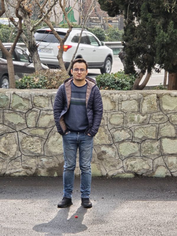 شخصی مقابل یک دیوار سنگی در جردن تهران