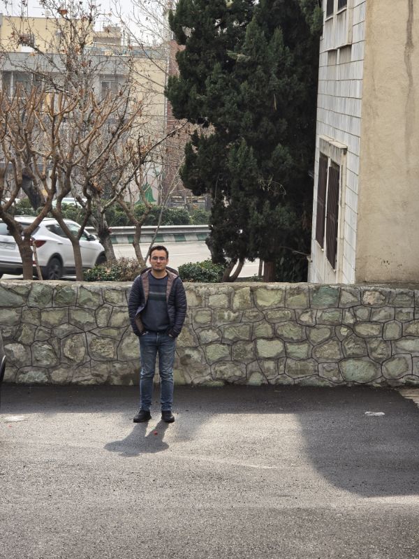 شخصی در کنار یک دیوار سنگی در جردن تهران ۲