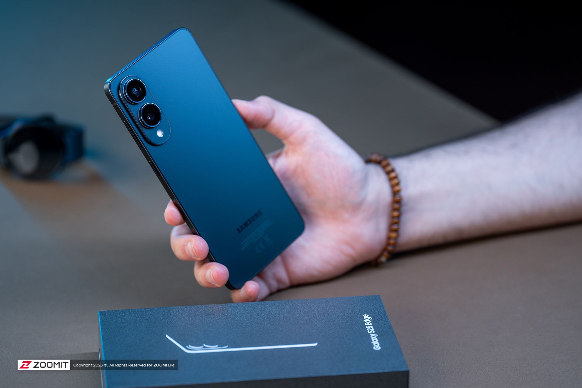 گلکسی S25 اج سامسونگ Edge مدل مشکی در دست