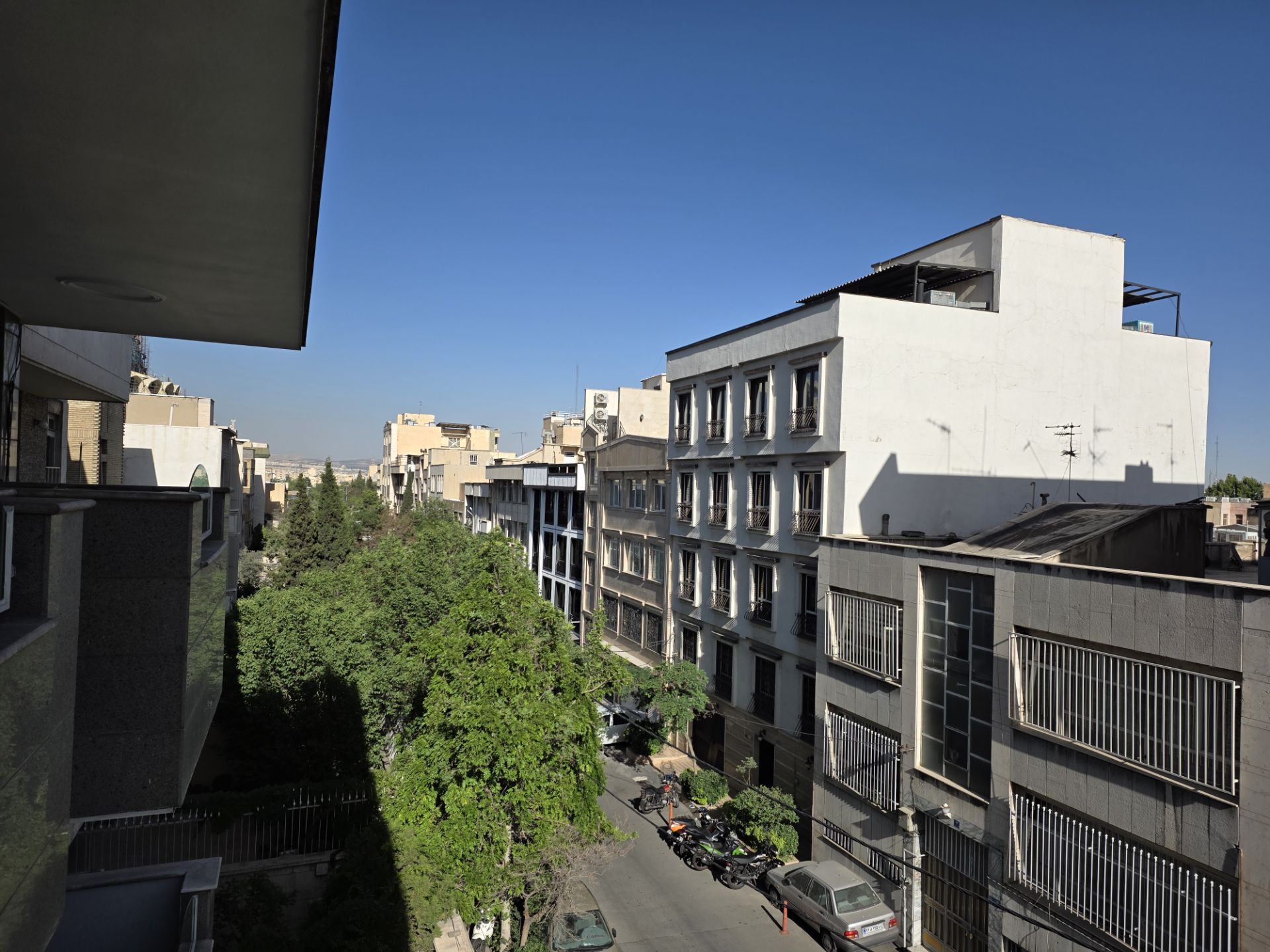 نمونه عکس گلکسی S25 اج سامسونگ خیابان در تهران