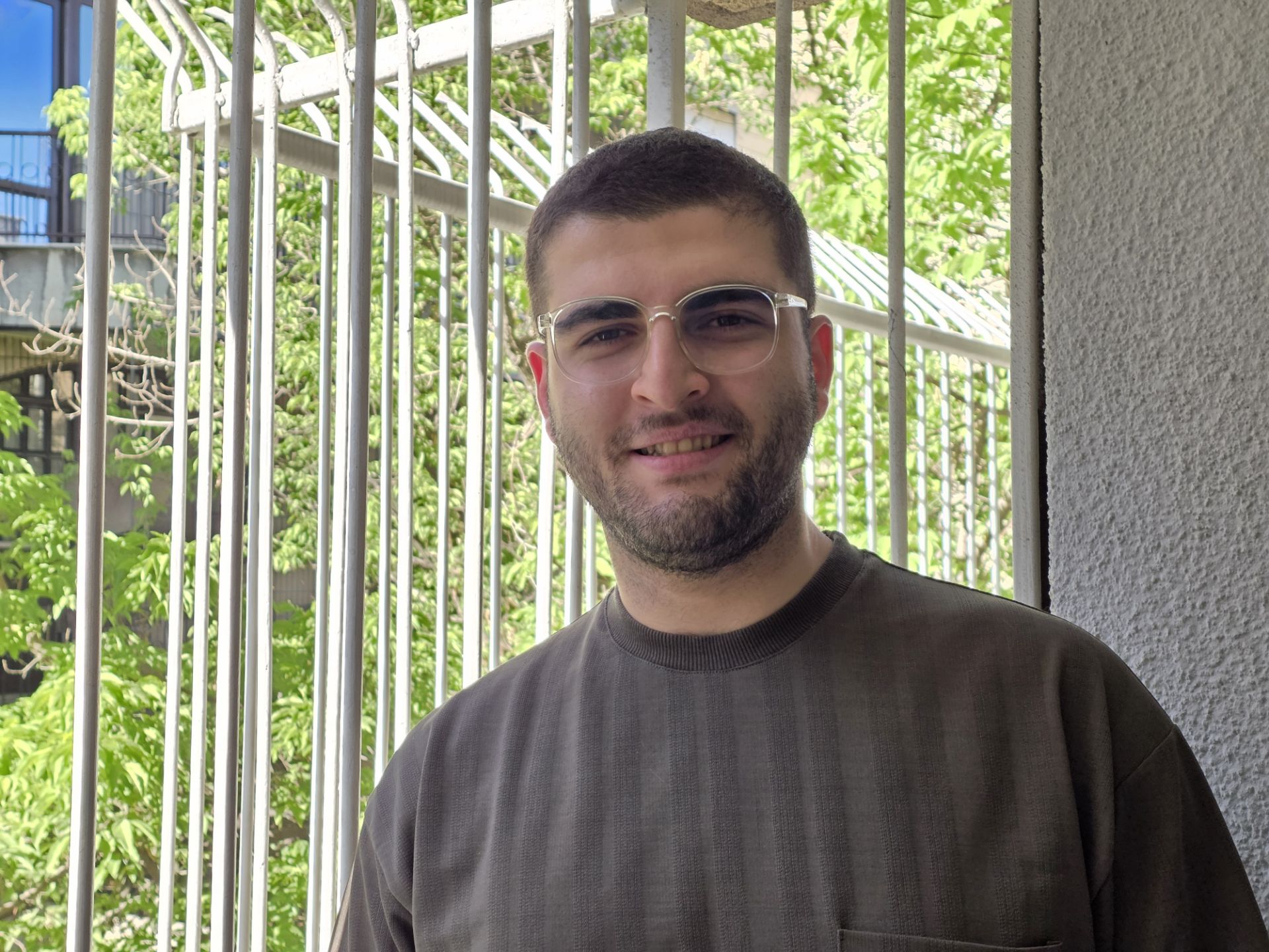 نمونه عکس گلکسی S25 اج سامسونگ پسر جوان
