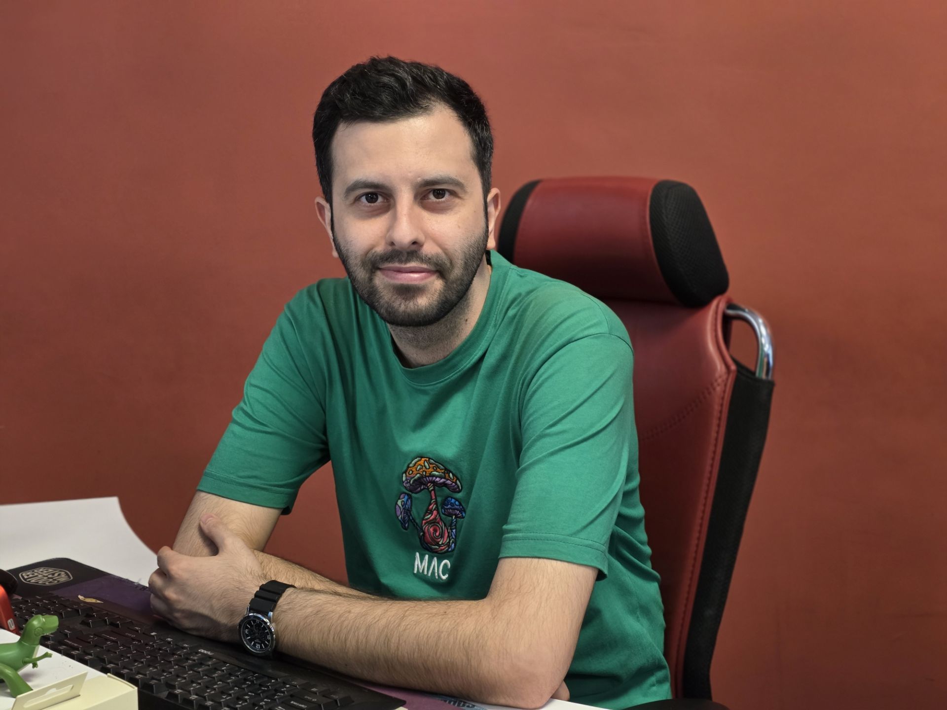 نمونه عکس گلکسی S25 اج سامسونگ بهزاد مرعشیان با تی‌شرت سبز