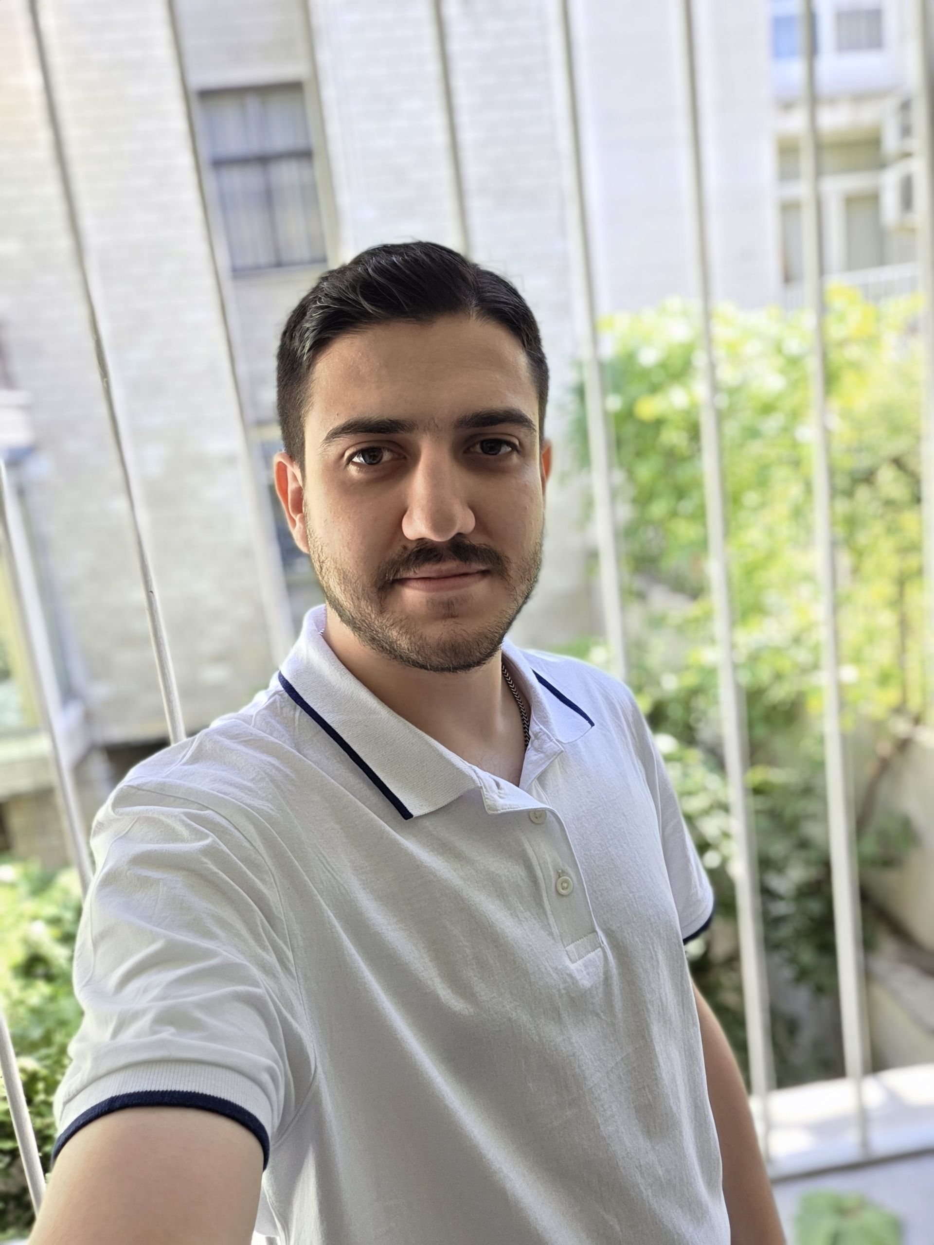 نمونه عکس گلکسی S25 اج سامسونگ پسر جوان با لباس سفید