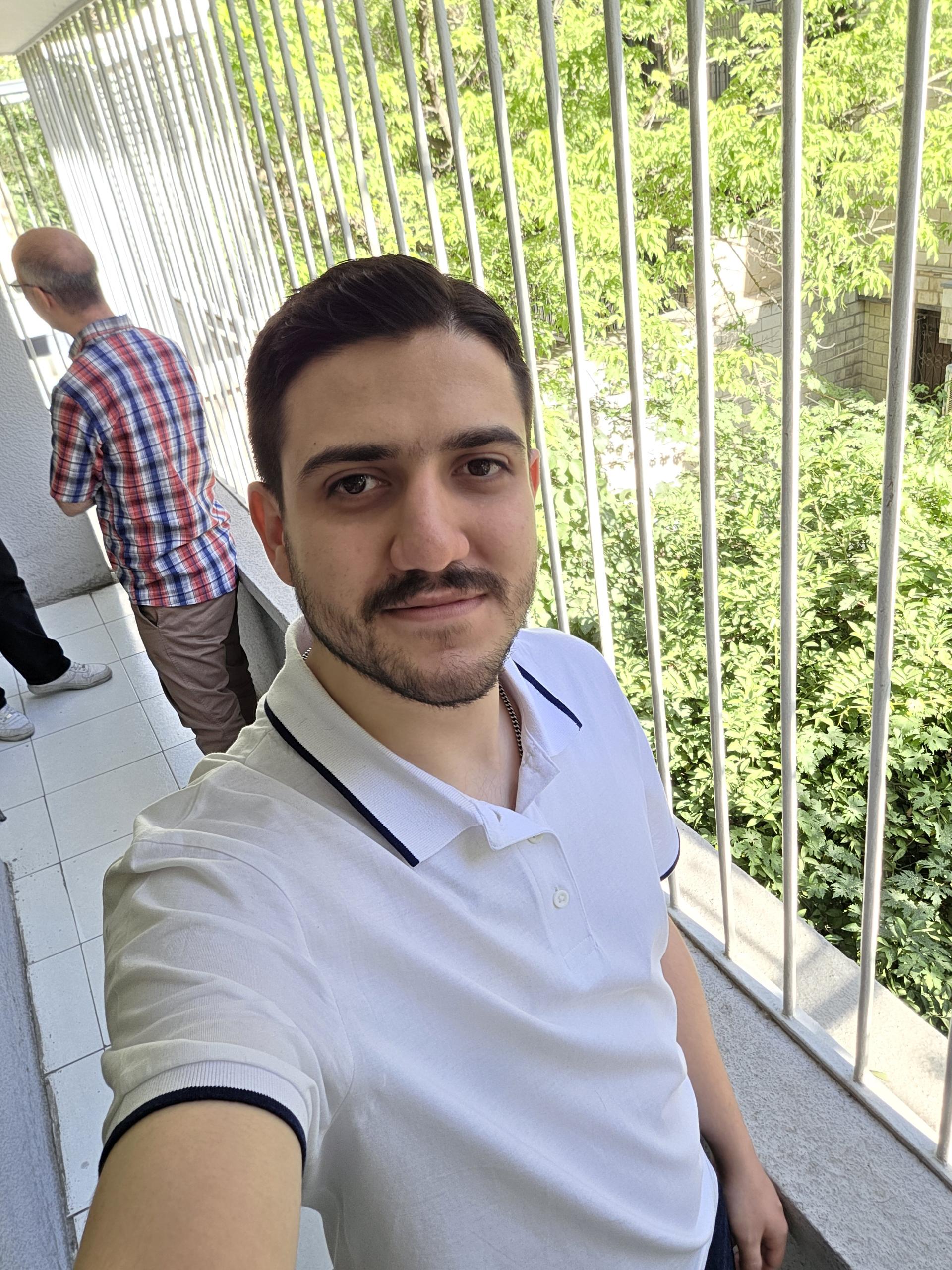 نمونه عکس گلکسی S25 اج سامسونگ سلفی پسر جوان