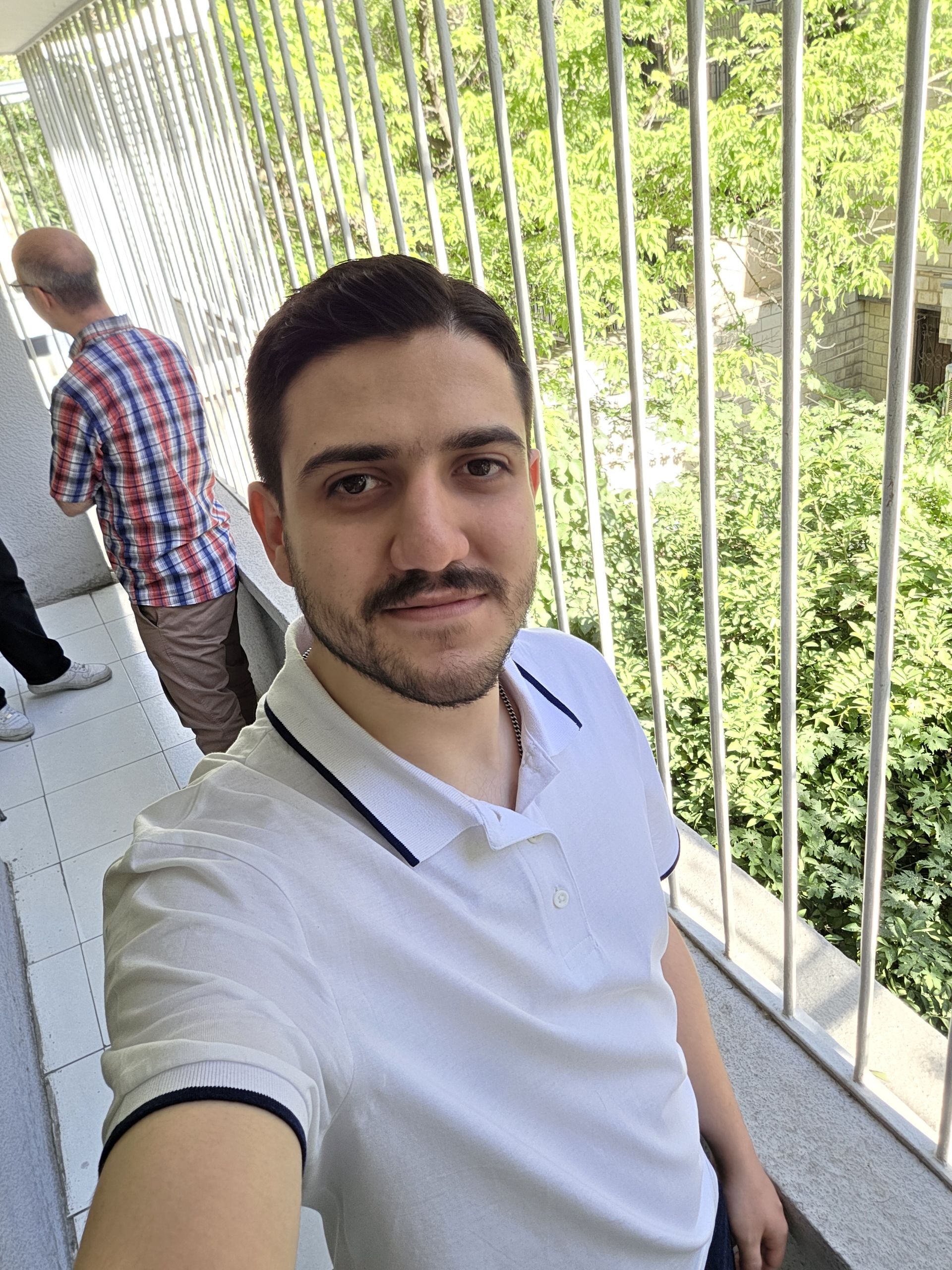 نمونه عکس گلکسی S25 اج سامسونگ سلفی پسر جوان