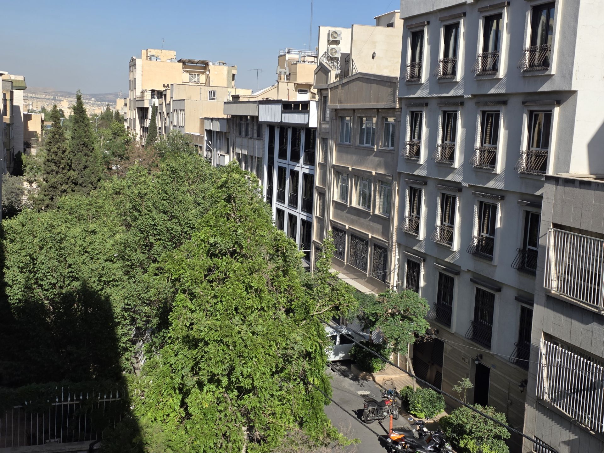 نمونه عکس گلکسی S25 اج سامسونگ خیابانی در تهران