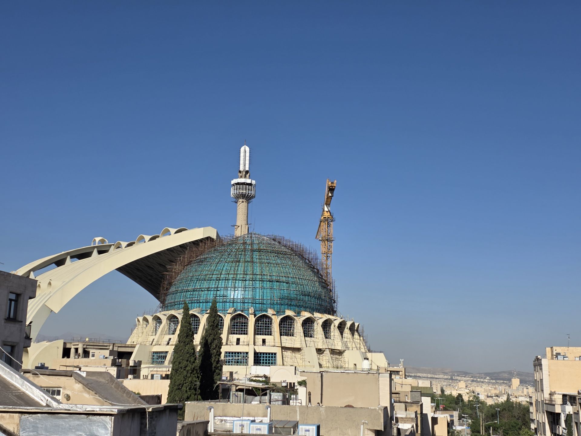 نمونه عکس گلکسی S25 اج سامسونگ مناره مسجد با آسمان آبی