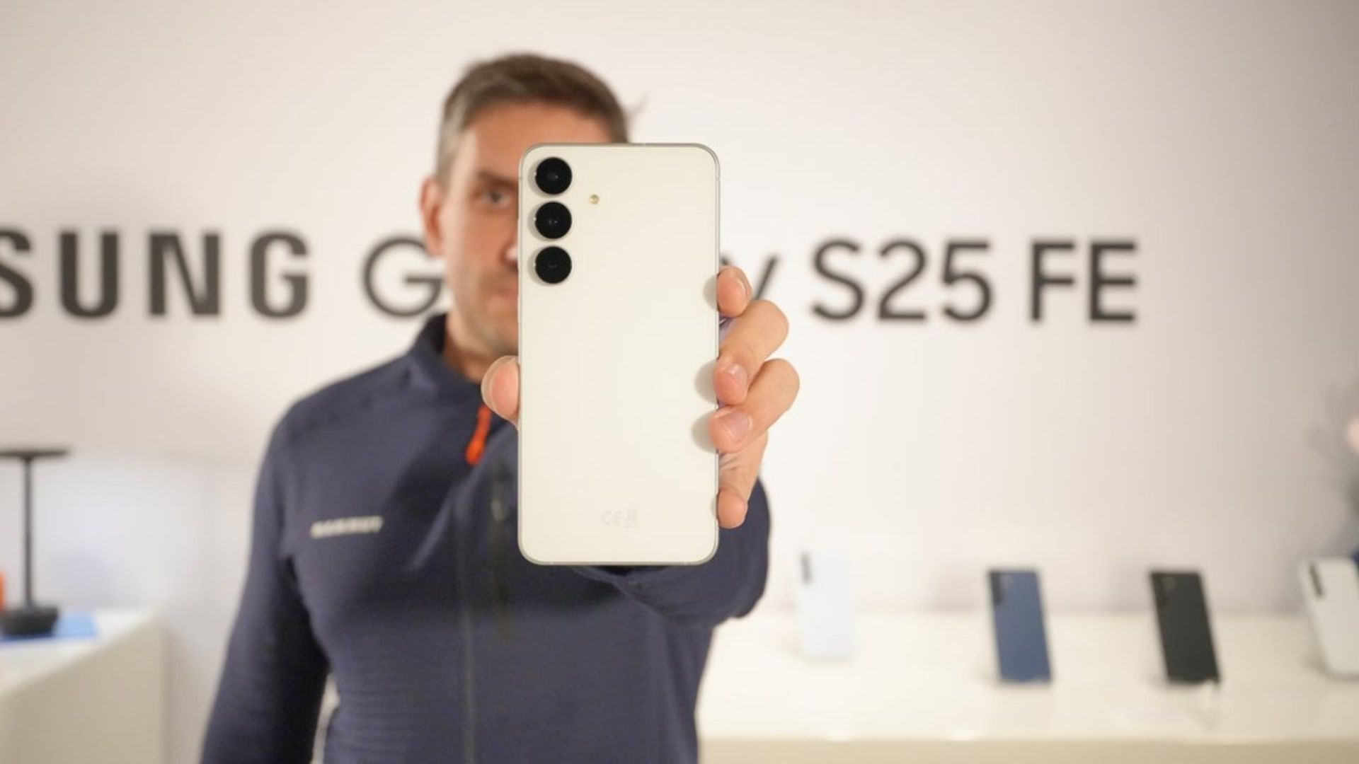 گلکسی S25 FE در دست
