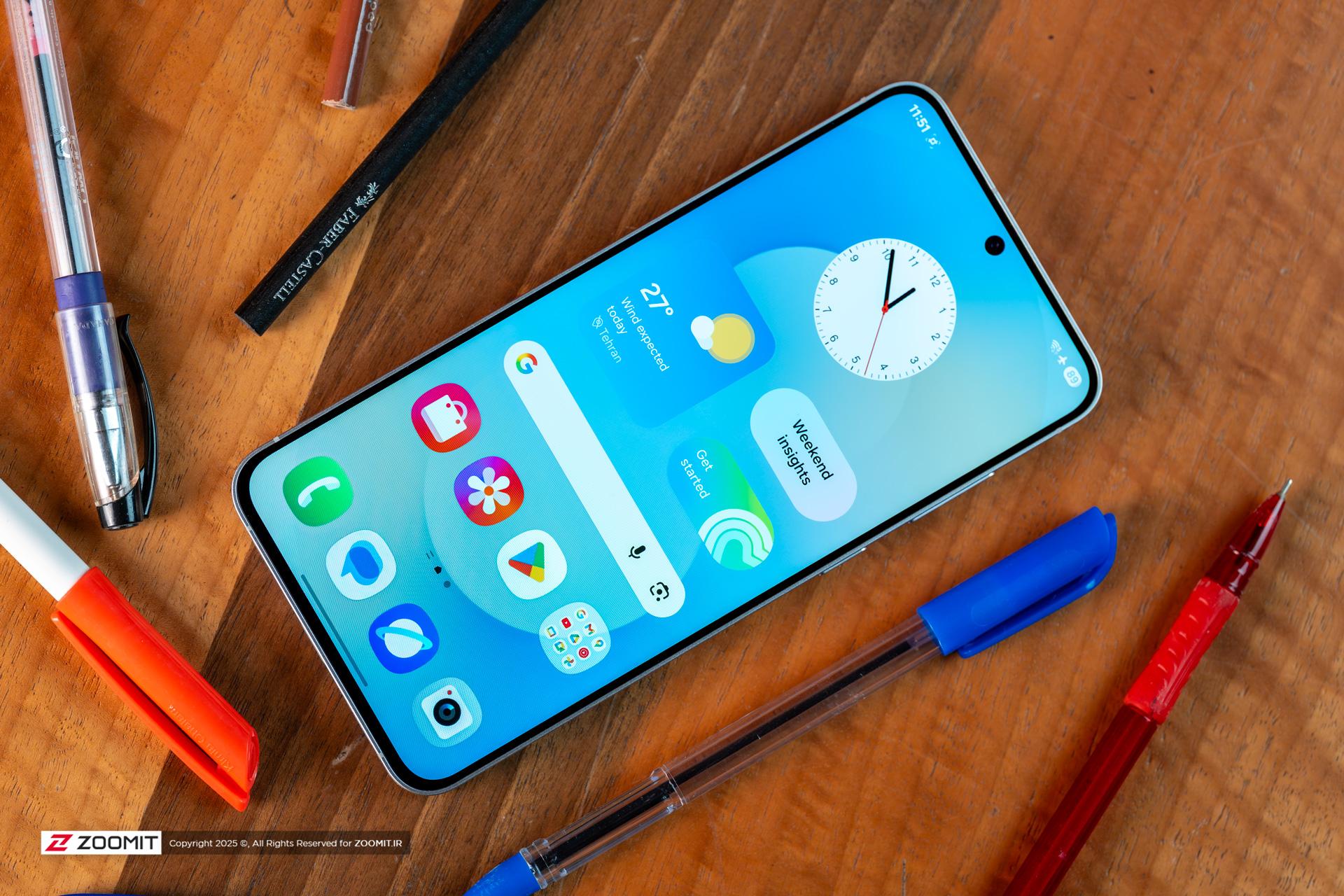 گوشی در کنار چند خودکار