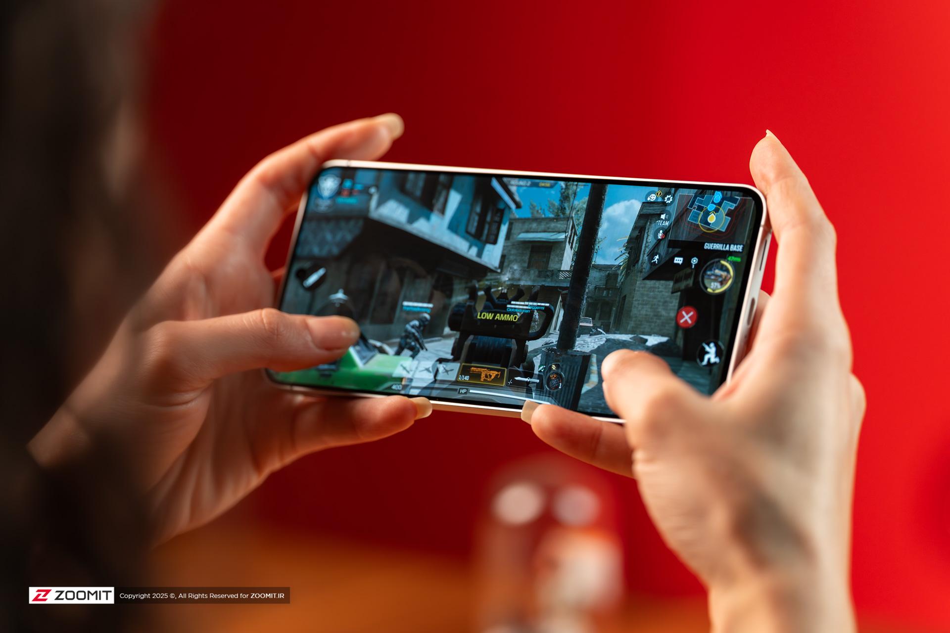 بازی کردن با گوشی