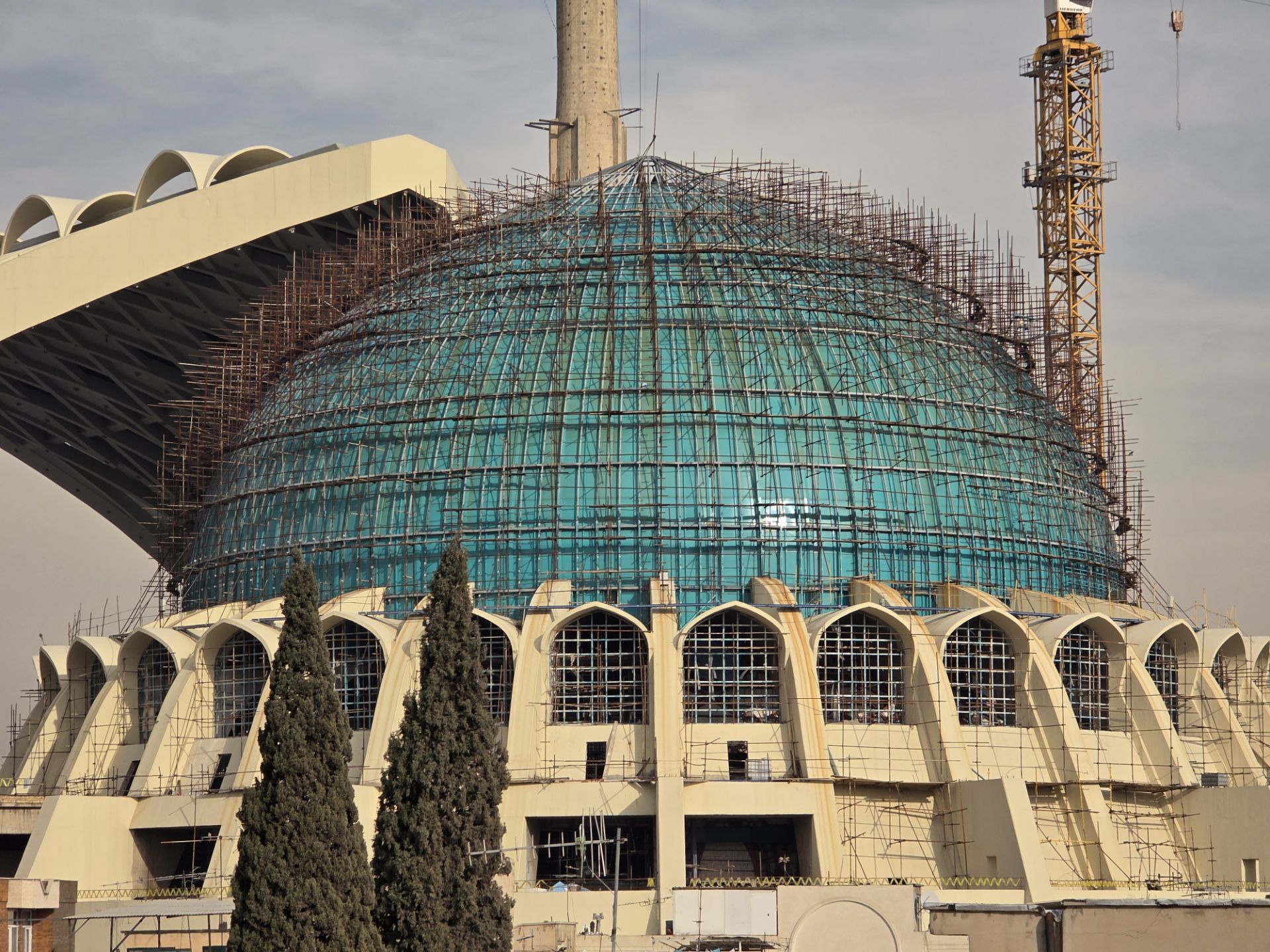 ساختمان گنبدی‌شکل از نمای دور