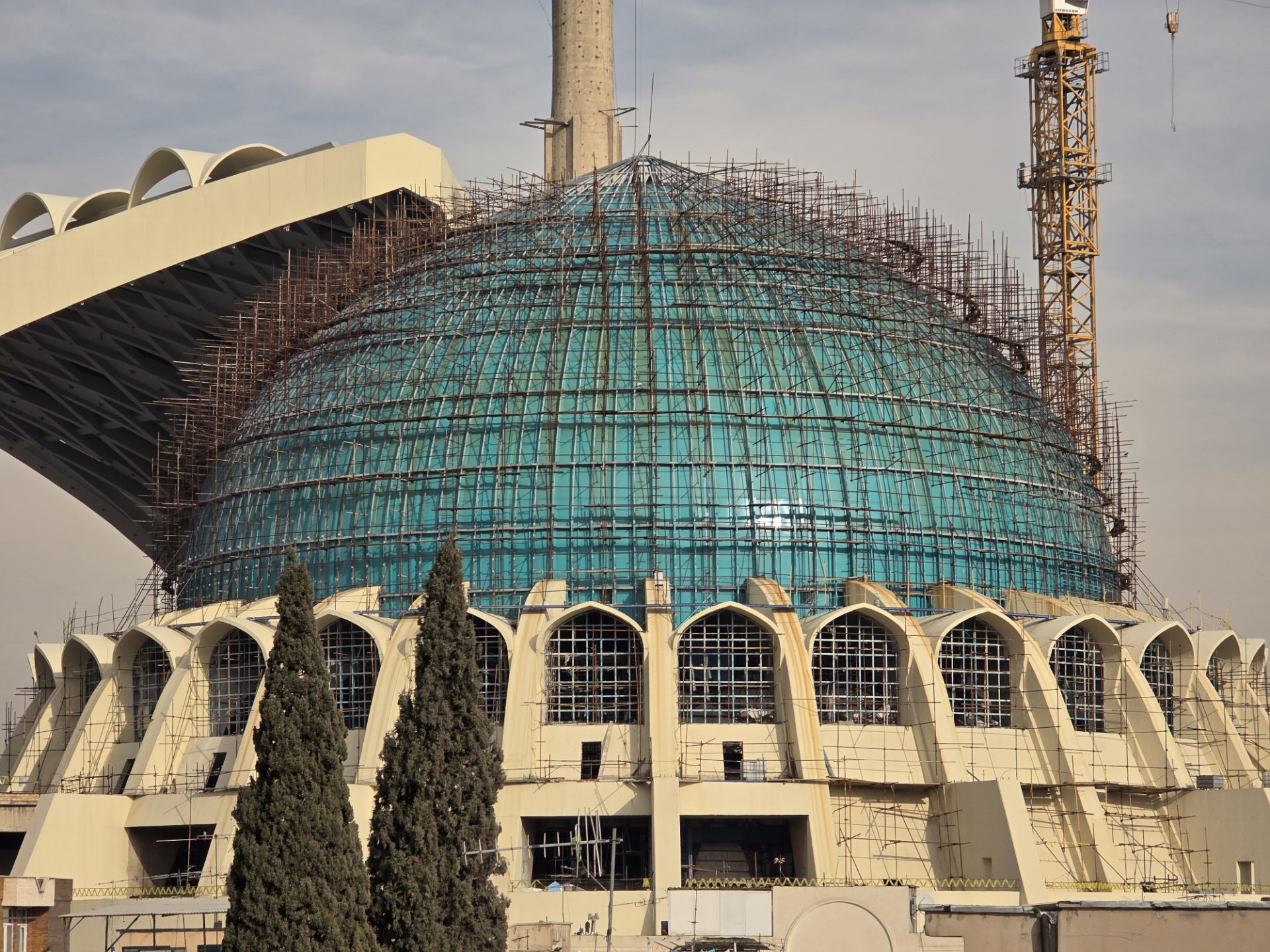 ساختمان گنبدی‌شکل از نمای دور