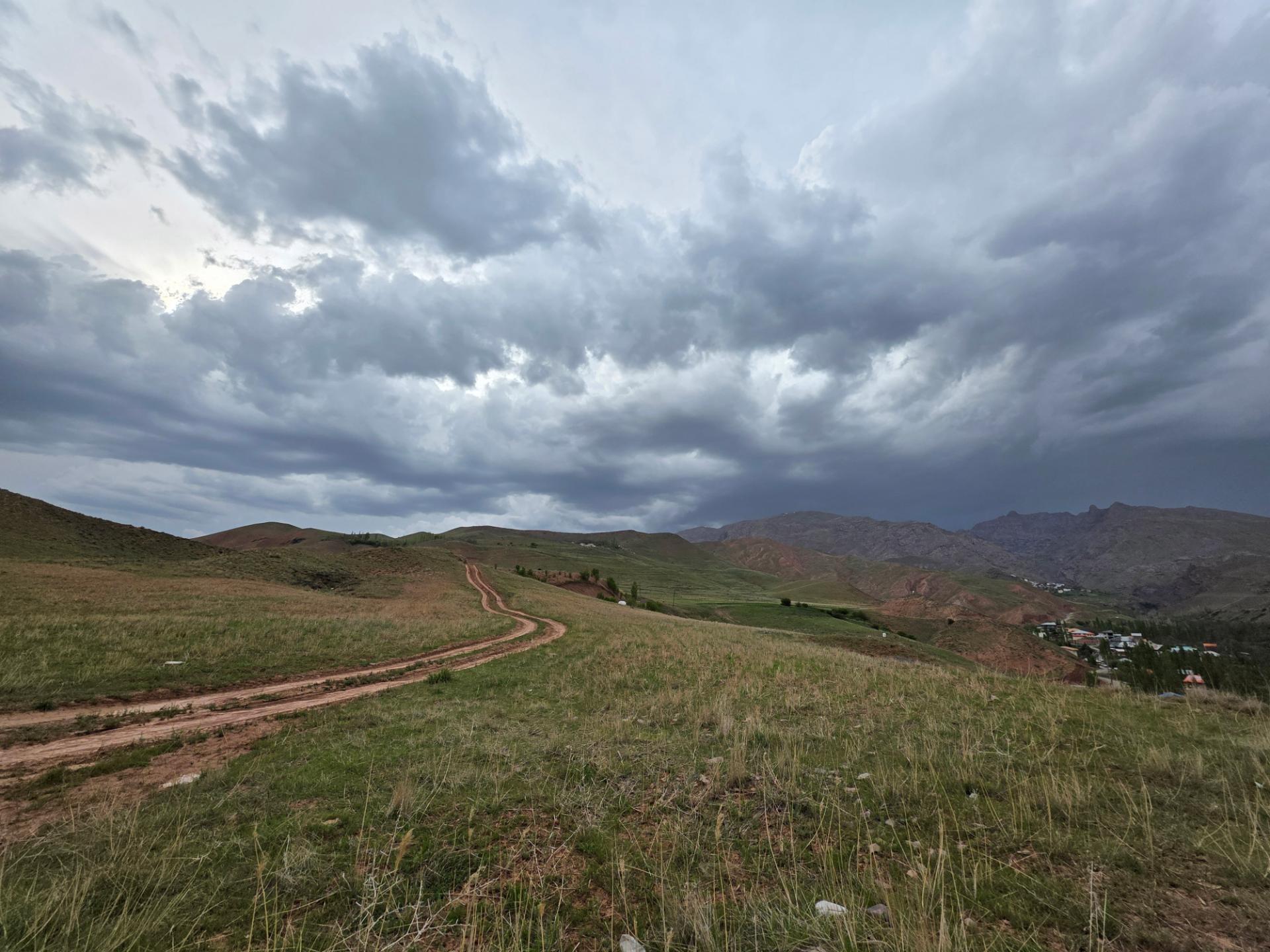 آسمان ابری دشت