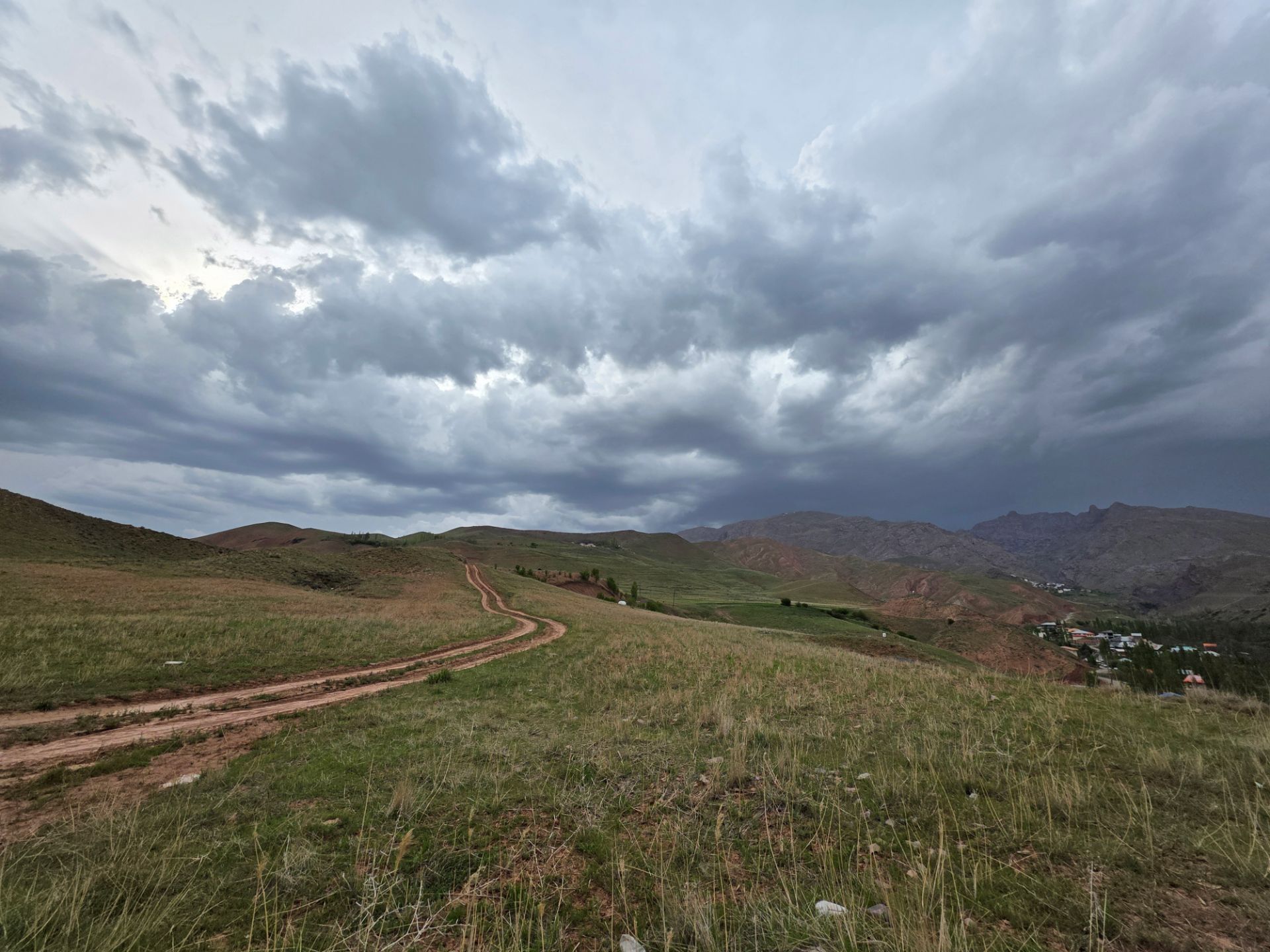 آسمان ابری دشت