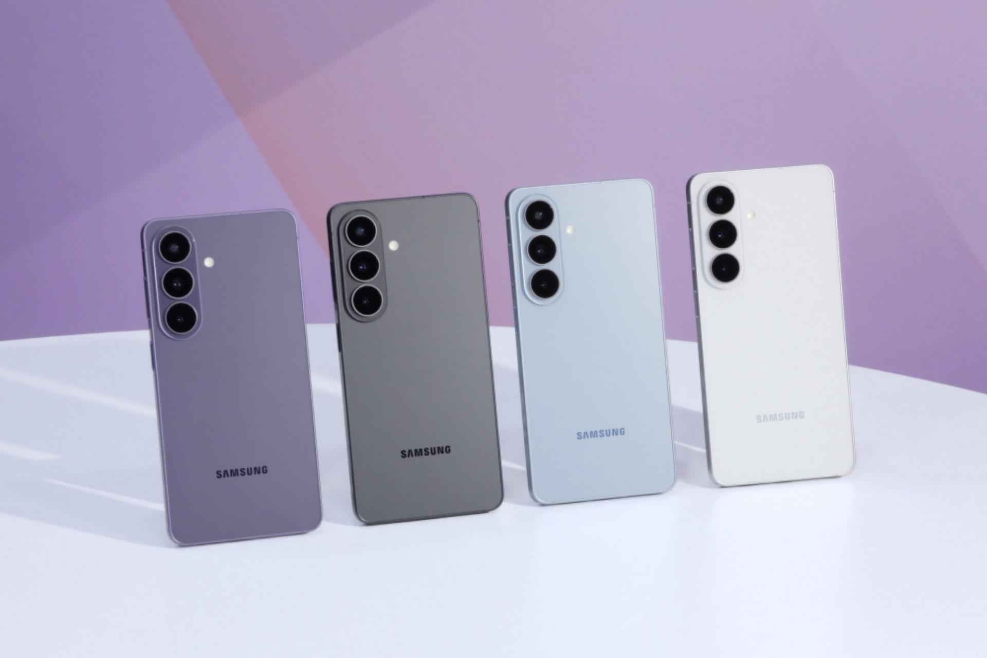 گلکسی S26 و گلکسی S26 پلاس کنار هم در چهار رنگ مختلف