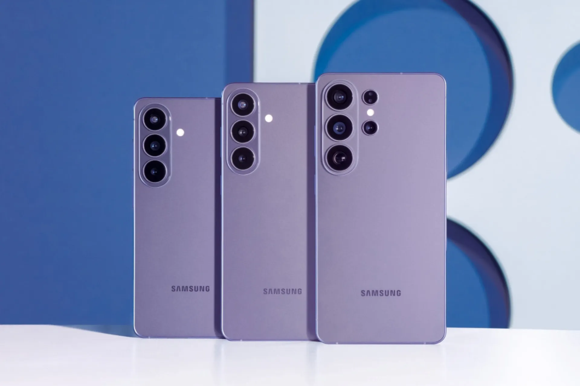 گوشی‌های سری گلکسی S26 کنار یکدیگر در رنگ بنفش