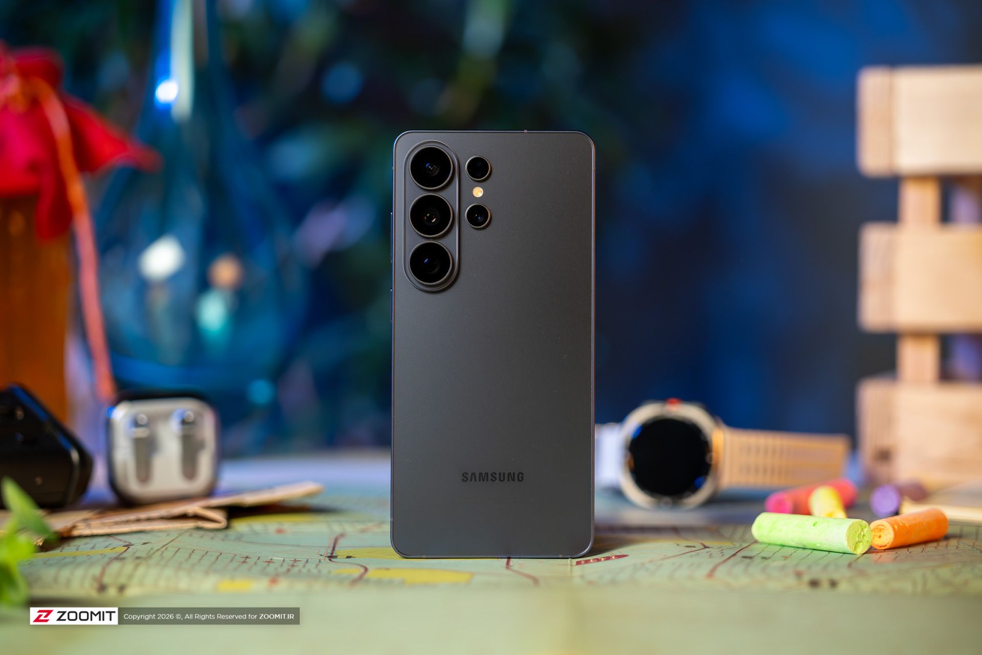 گلکسی S26 اولترا سامسونگ در کنار گلکسی بادز و ساعت سامسونگ