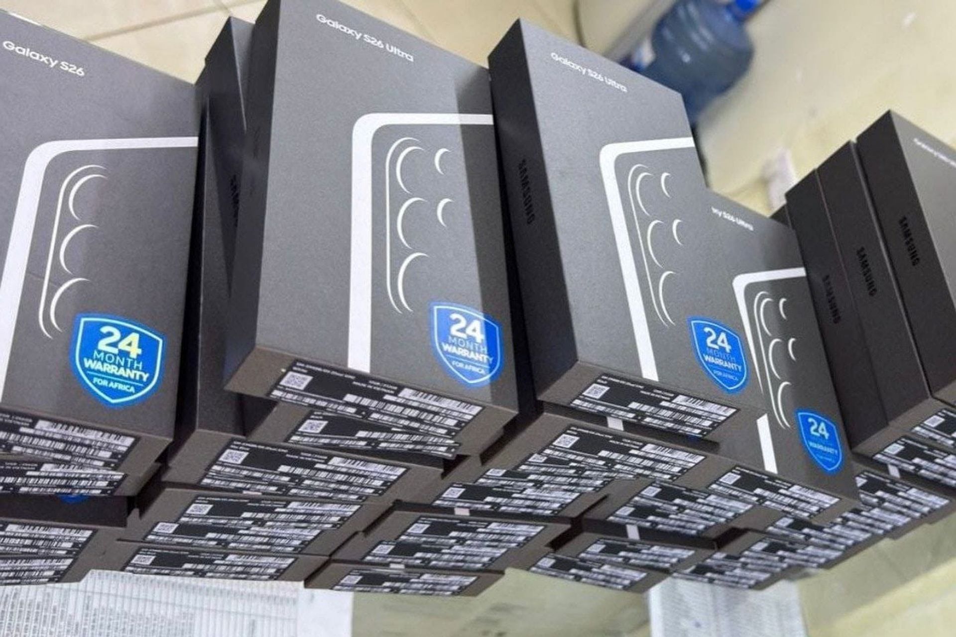 جعبه‌ی گلکسی S26 اولترا در فروشگاهی در دبی