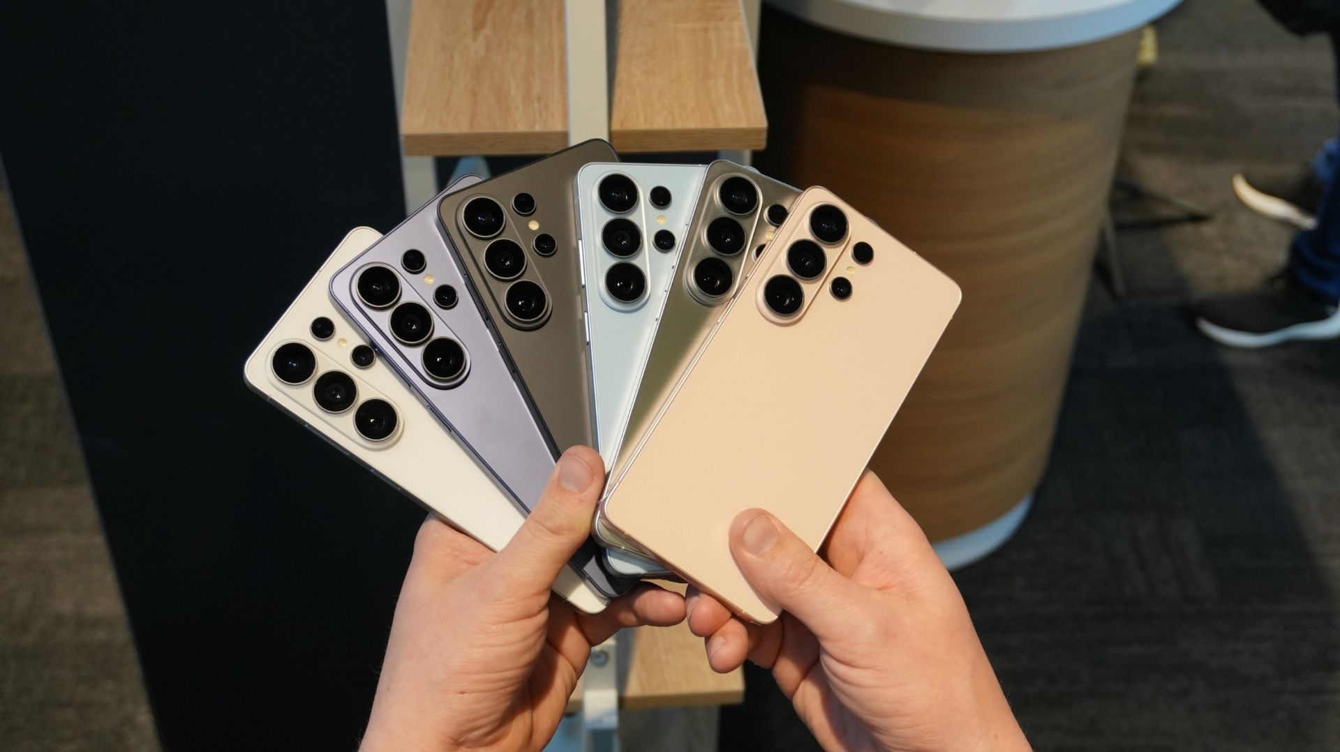 رنگ‌بندی گلکسی S26 در دستان یک شخص