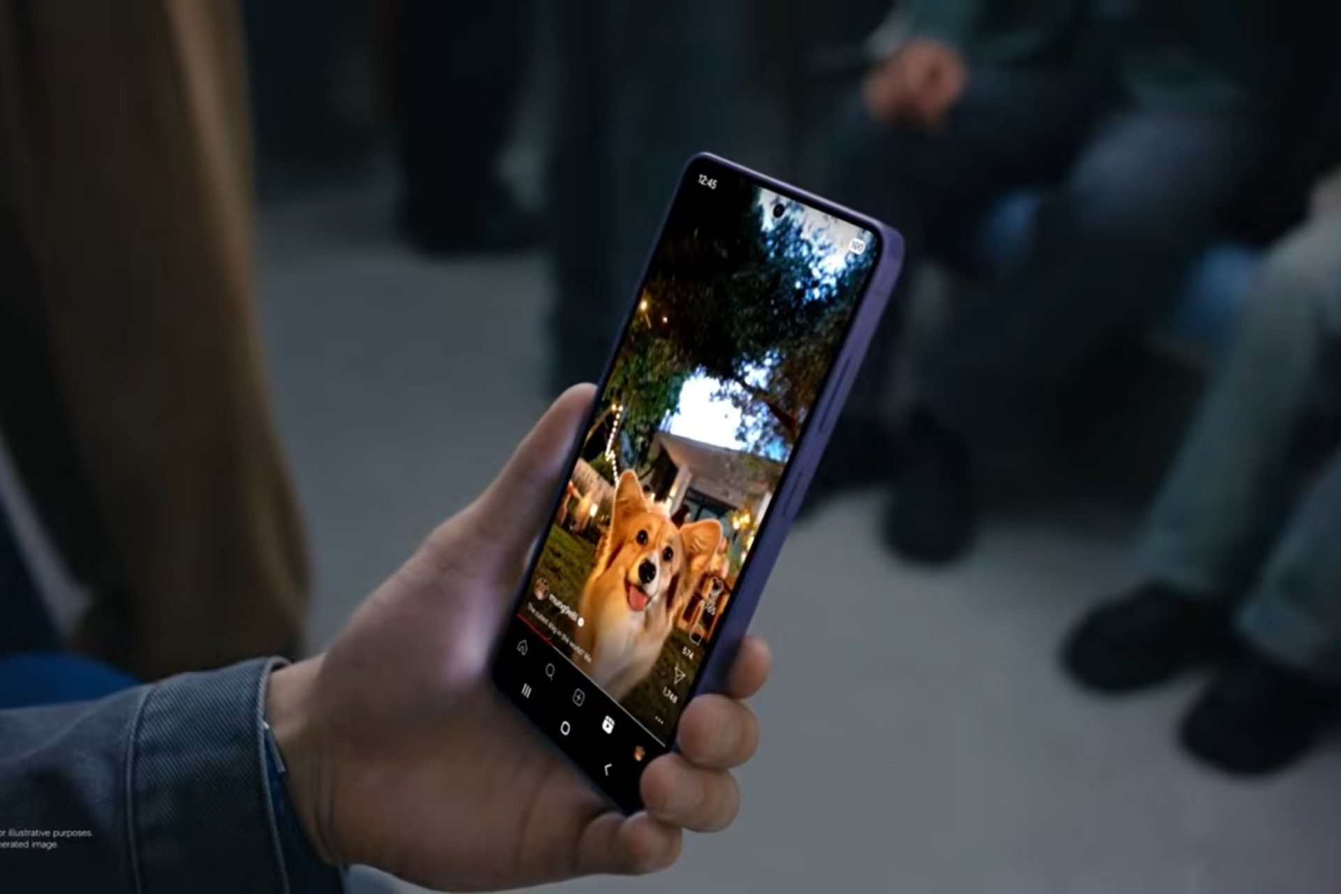 یک گوشی در دست شخصی در مترو