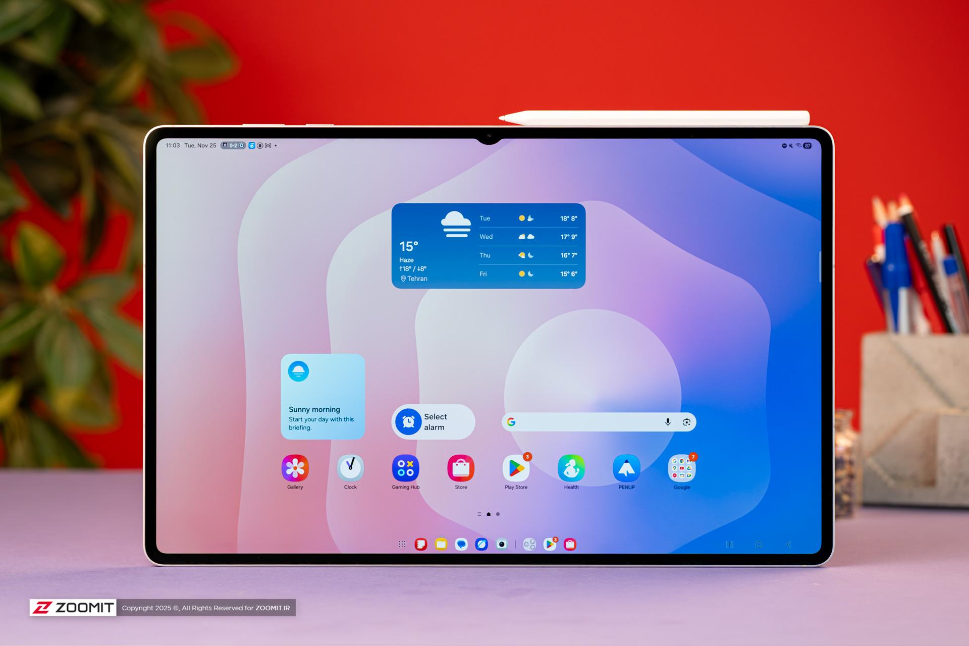 تبلت روی میز