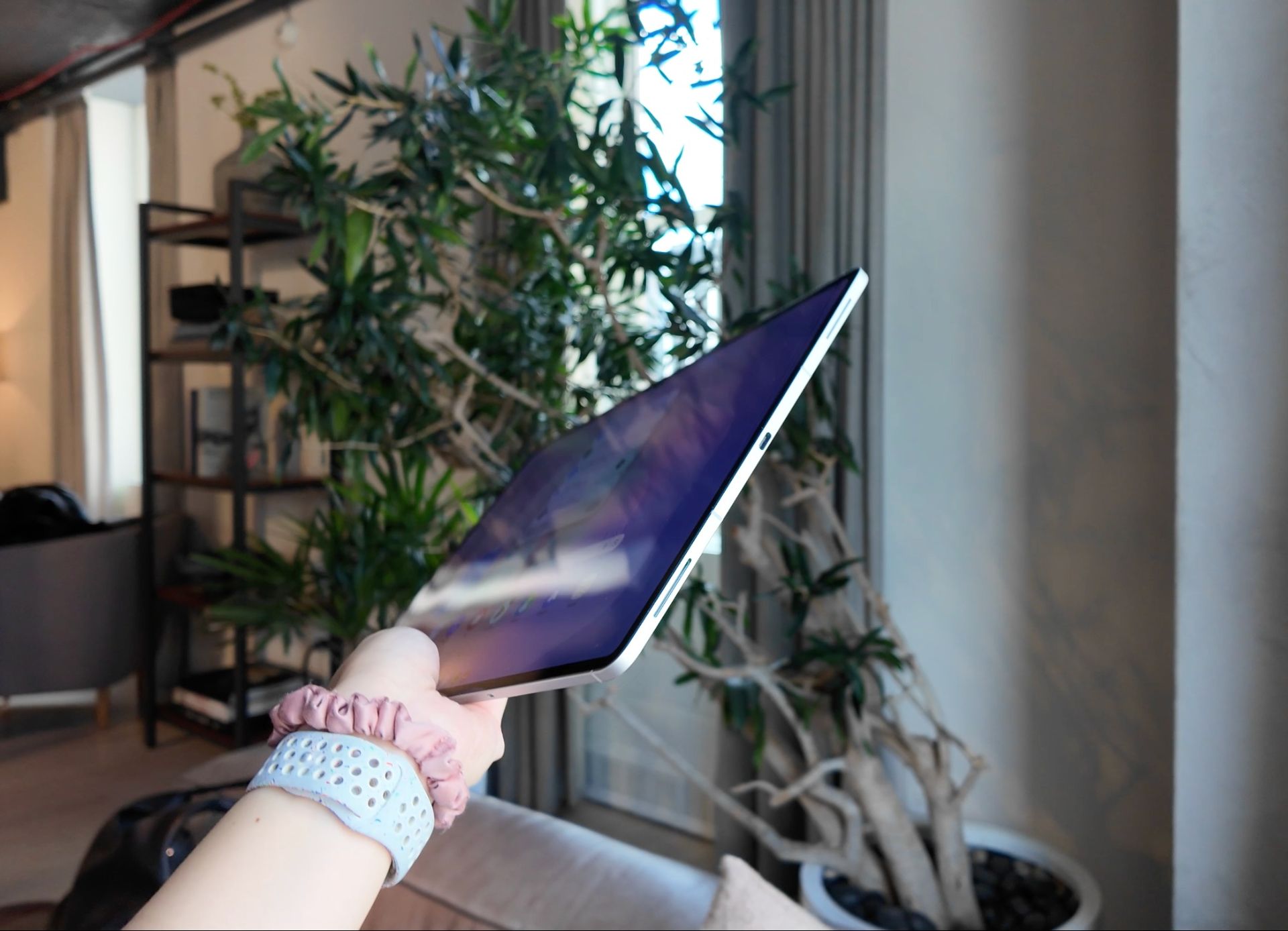 ضخامت گلکسی تب S11 اولترا در دست یک کاربر