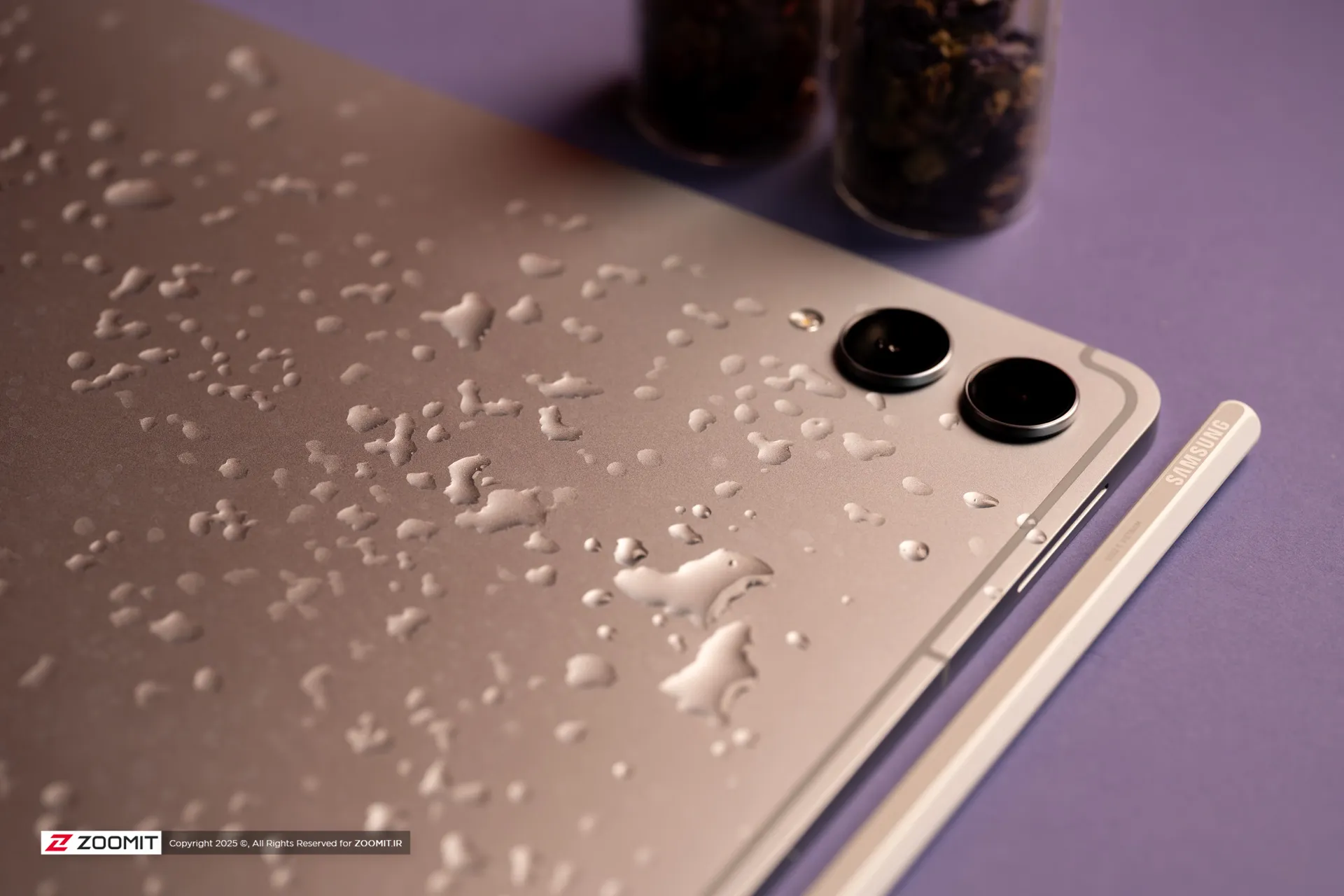 آب پاشیده شده روی تبلت