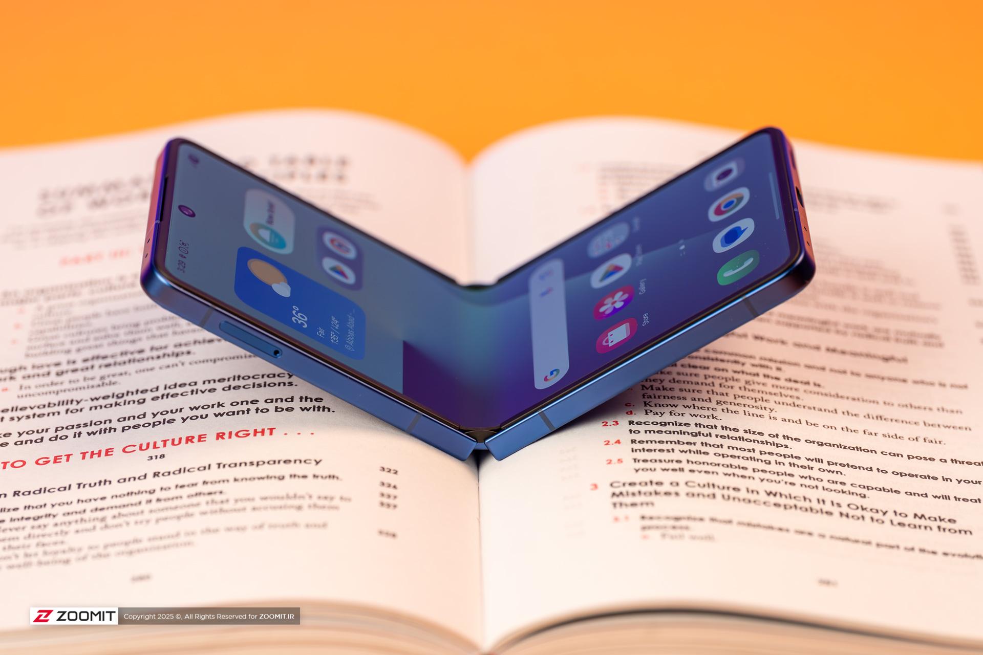 گلکسی زد فلیپ ۷ در حالت نیمه‌تاشده