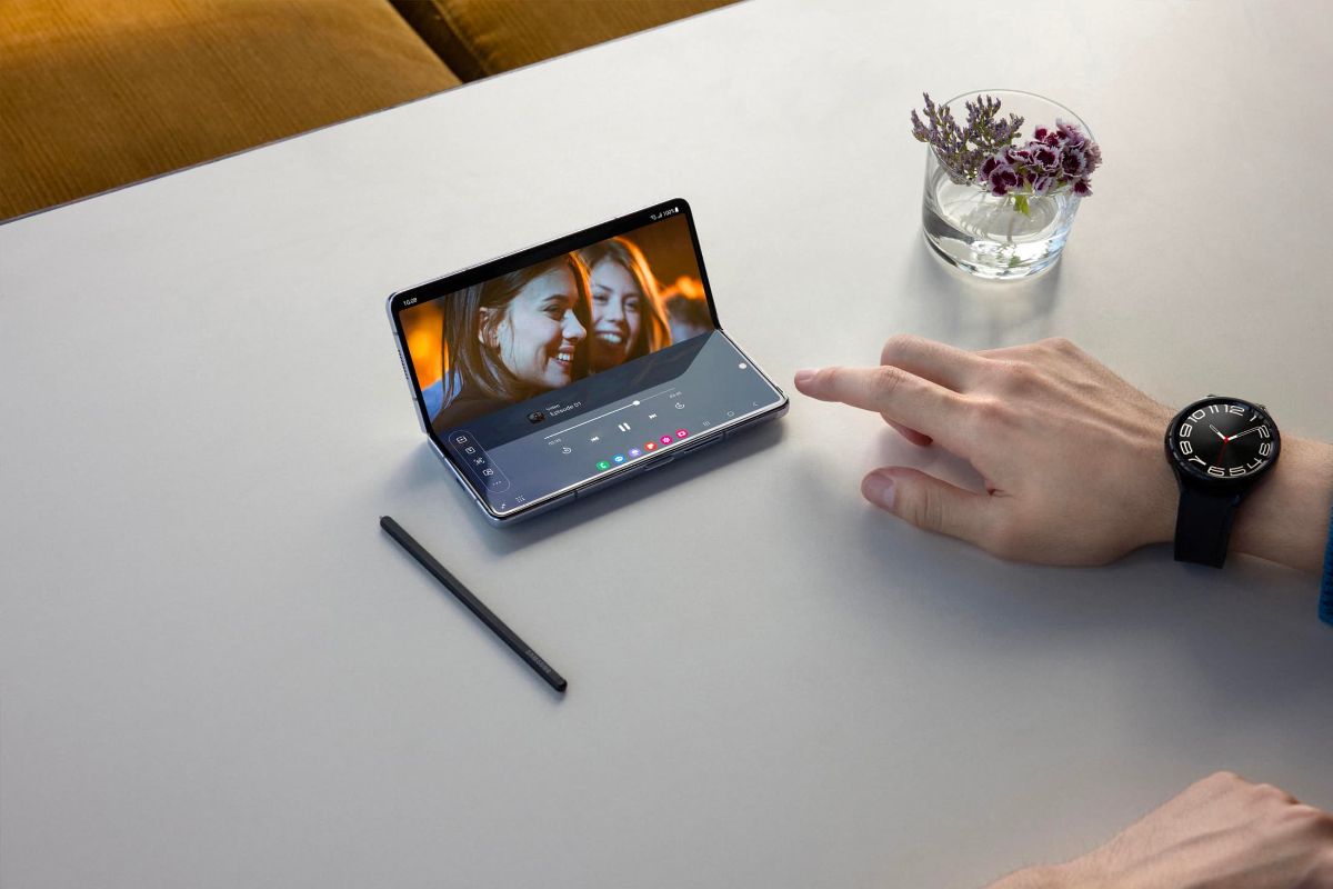 گلکسی زد فولد ۵ سامسونگ / Galaxy Z Fold 5 روی میز با قلم لمسی