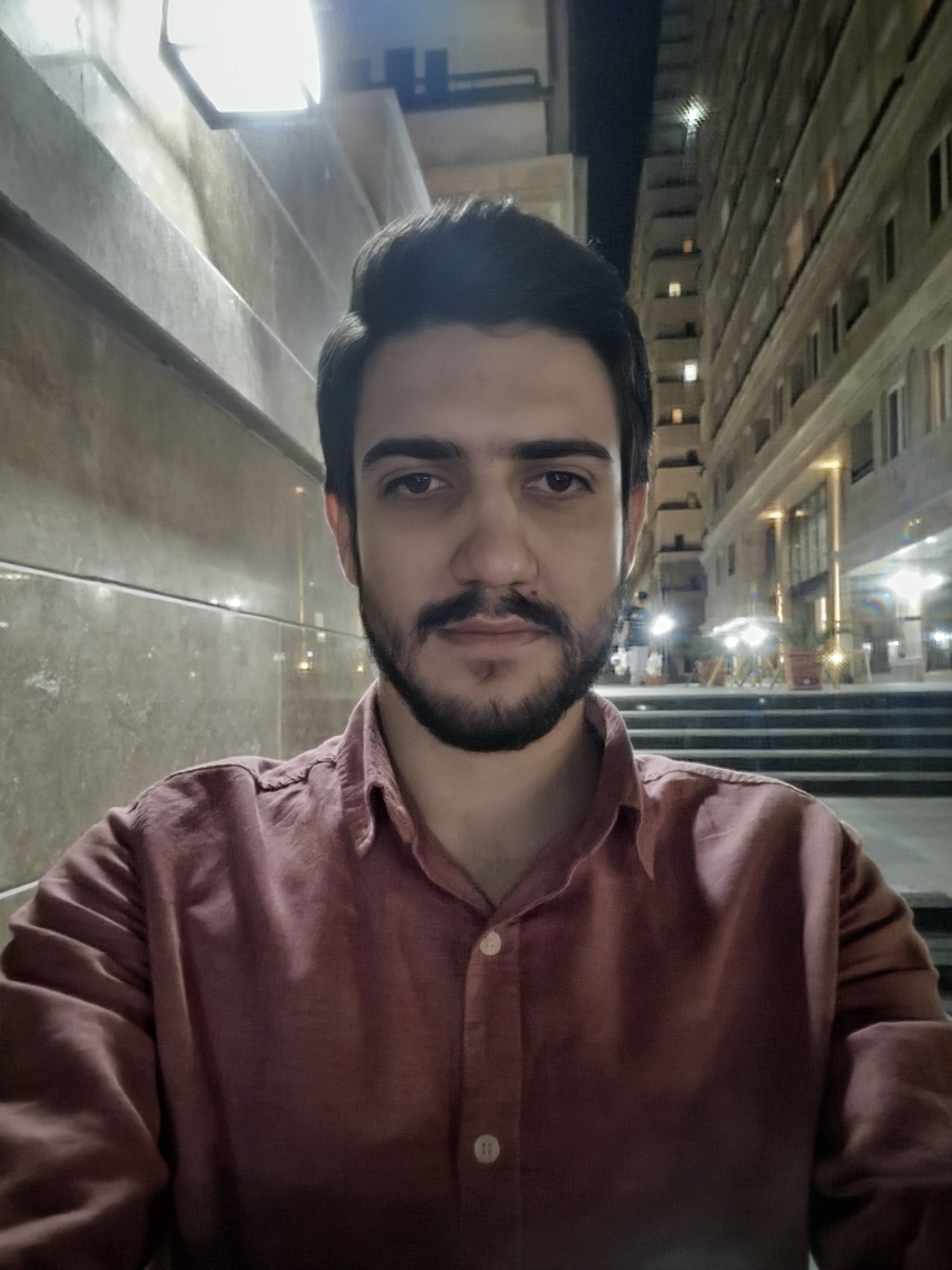 عکس سلفی هادی در نور کم