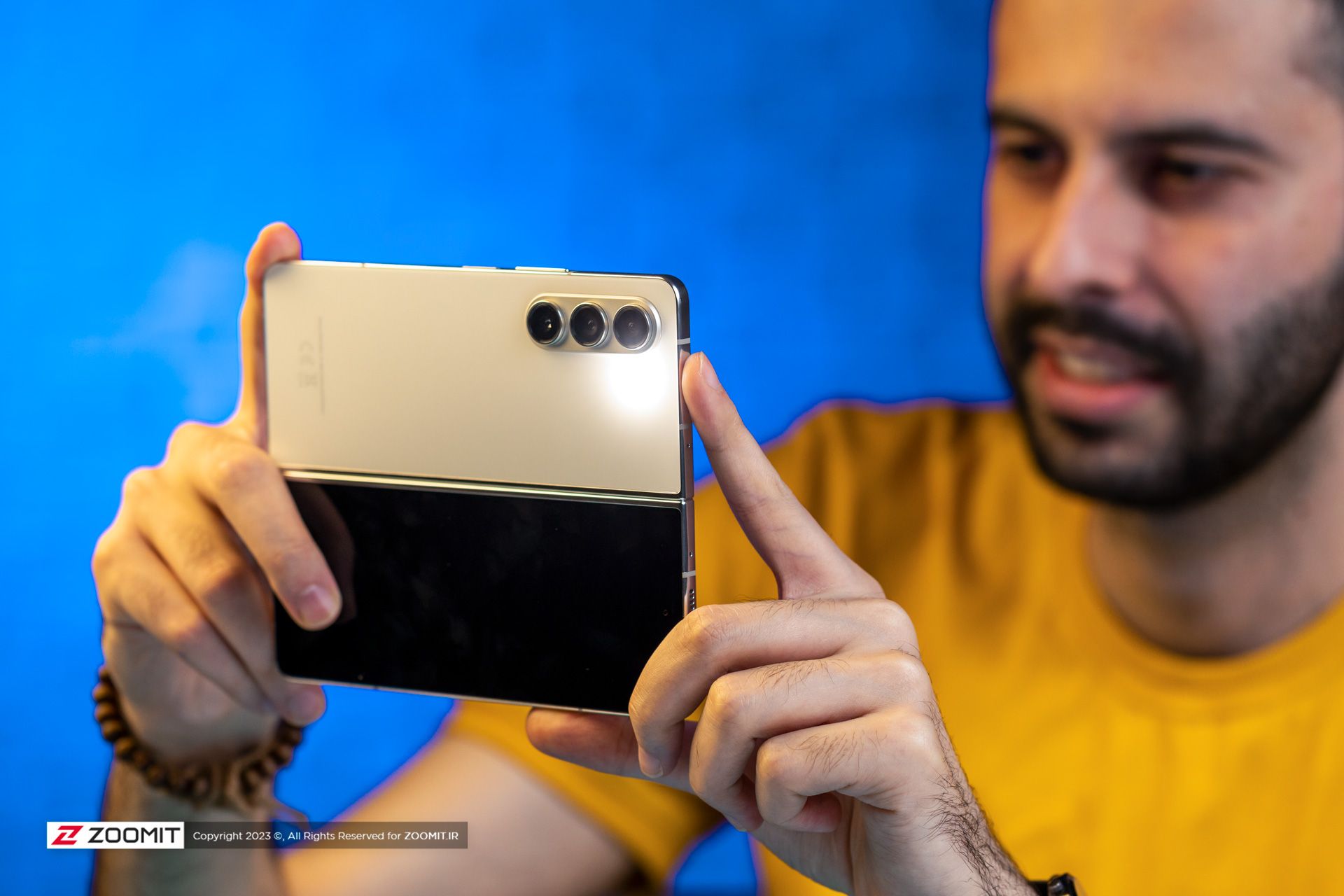 بهزاد در حال عکاسی با زد فولد ۵ سامسونگ