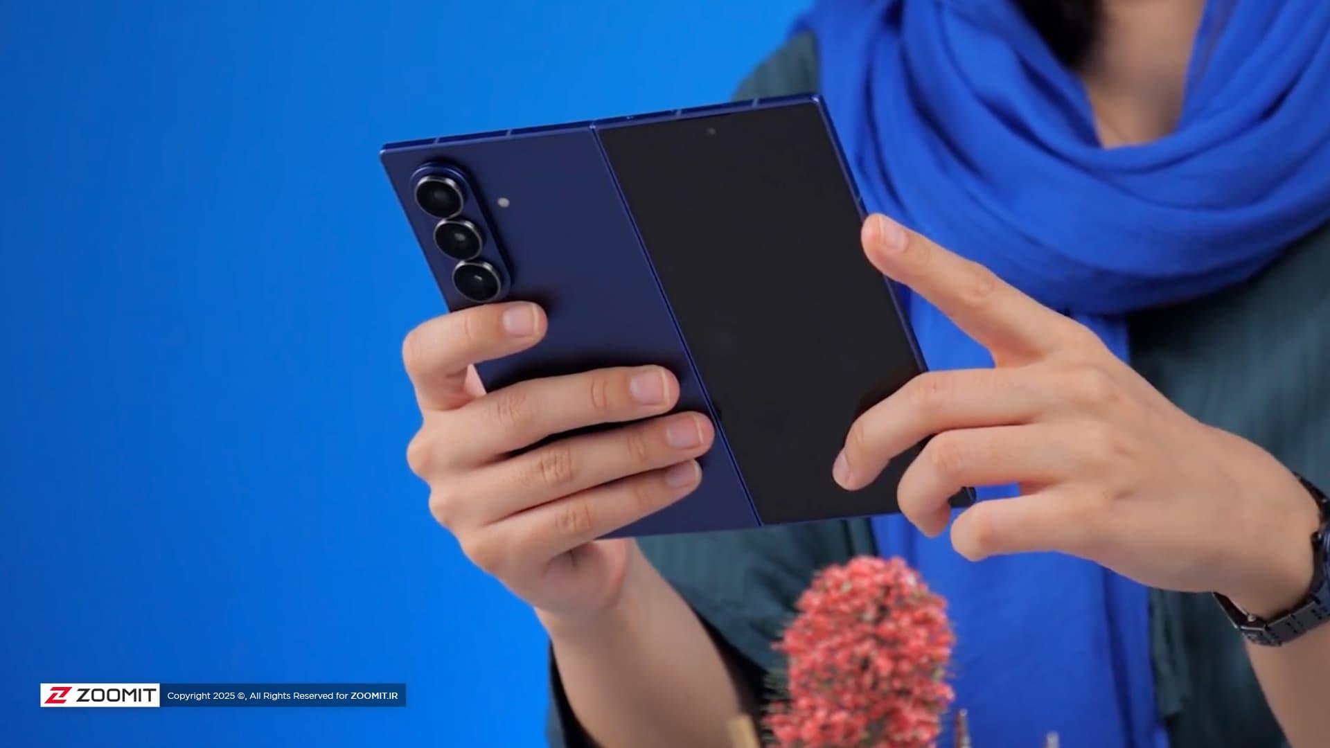 گلکسی زد فولد ۷ / Galaxy Z Fold 7 سامسونگ در دست با پس زمینه آبی ۱۶:۹