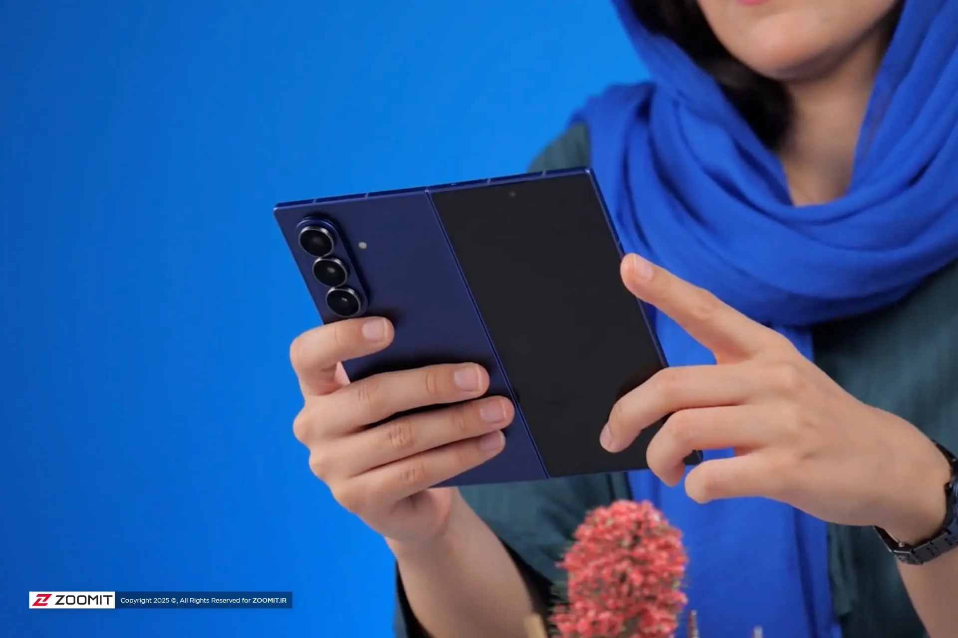 گلکسی زد فولد ۷ / Galaxy Z Fold 7 سامسونگ در دست دختری با شال آبی