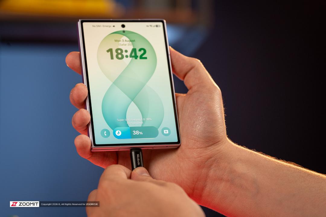 گوشی تاشو گلکسی زد فولد ۸ (Galaxy Z Fold 8) در حال شارژ شدن