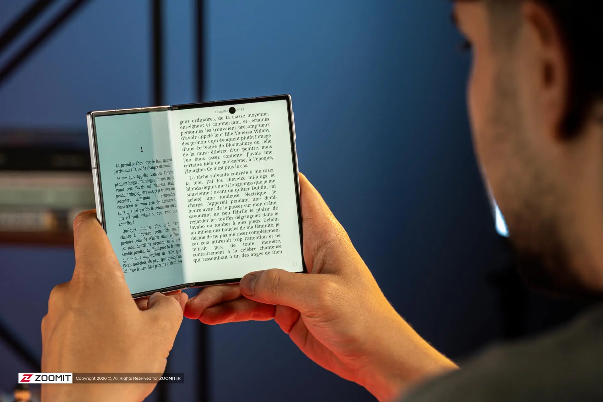 نمای نزدیک از صفحه نمایش تاشو گوشی گلکسی زد فولد ۸ (Galaxy Z Fold 8) در حال خواندن متن