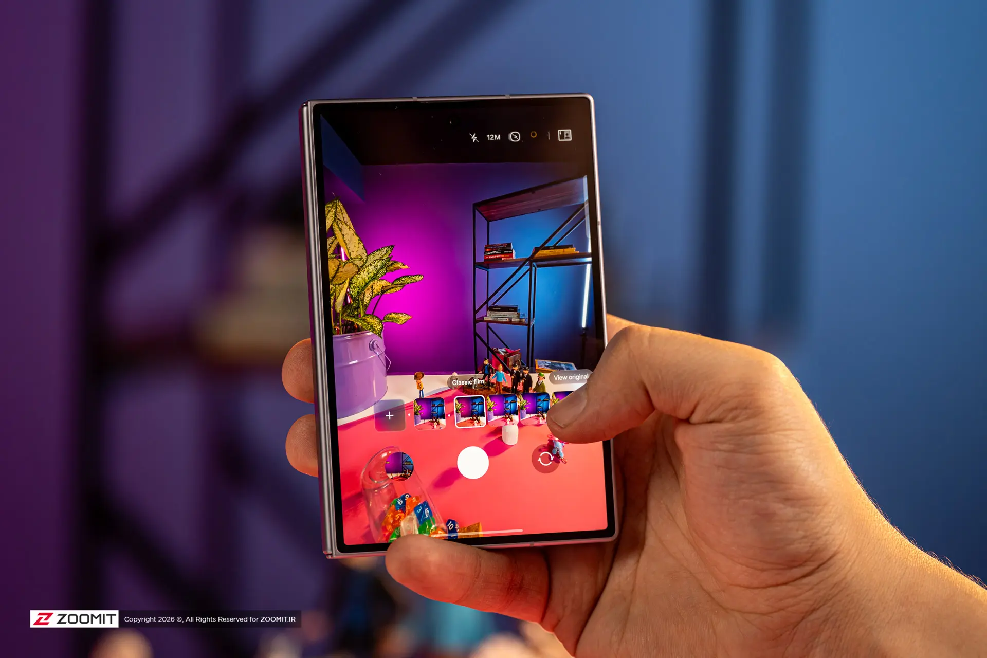 نمایشگر گوشی تاشو گلکسی زد فولد ۸ (Galaxy Z Fold 8) در دست کاربر