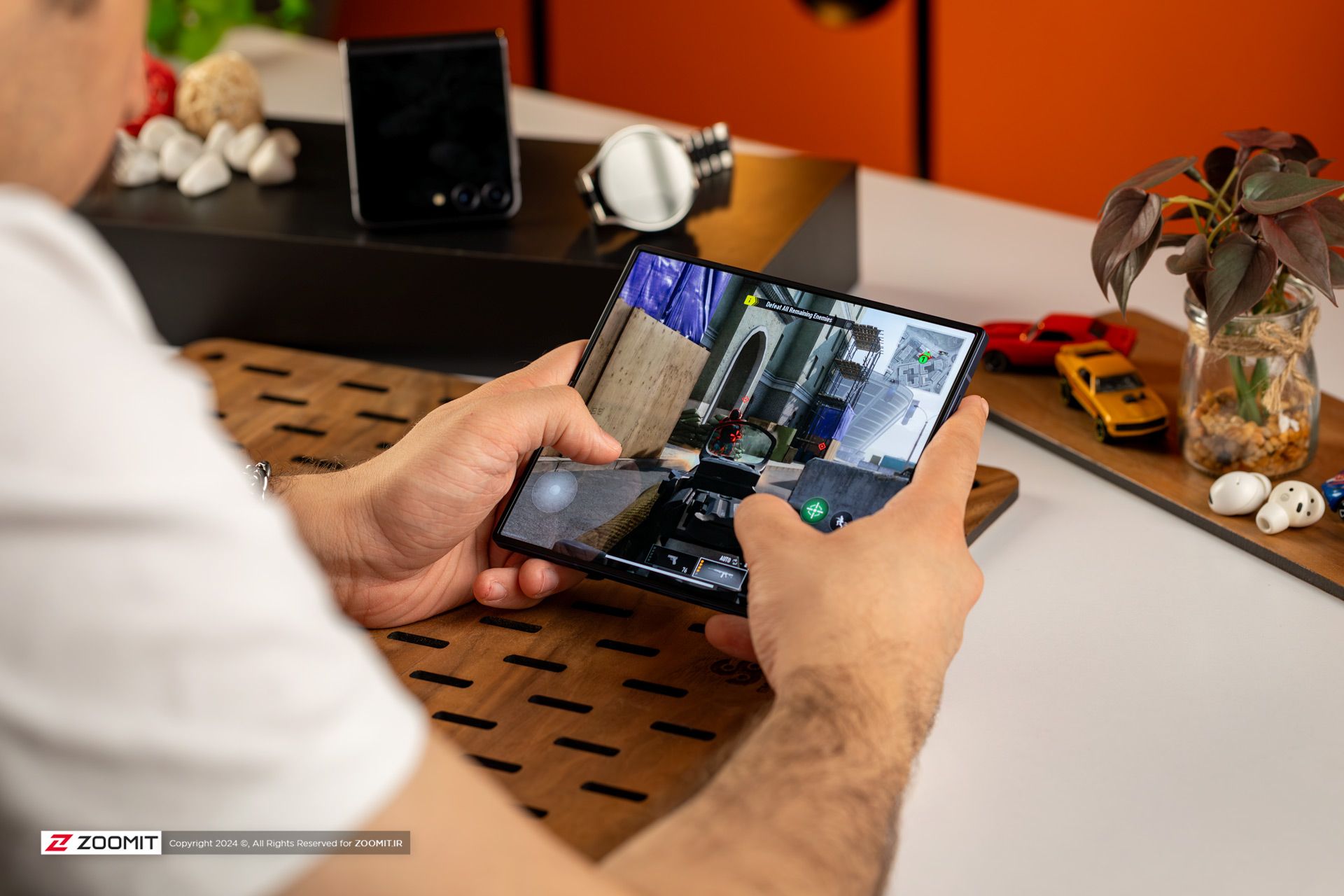 Running the game with the main screen of the Galaxy Z Fold 6