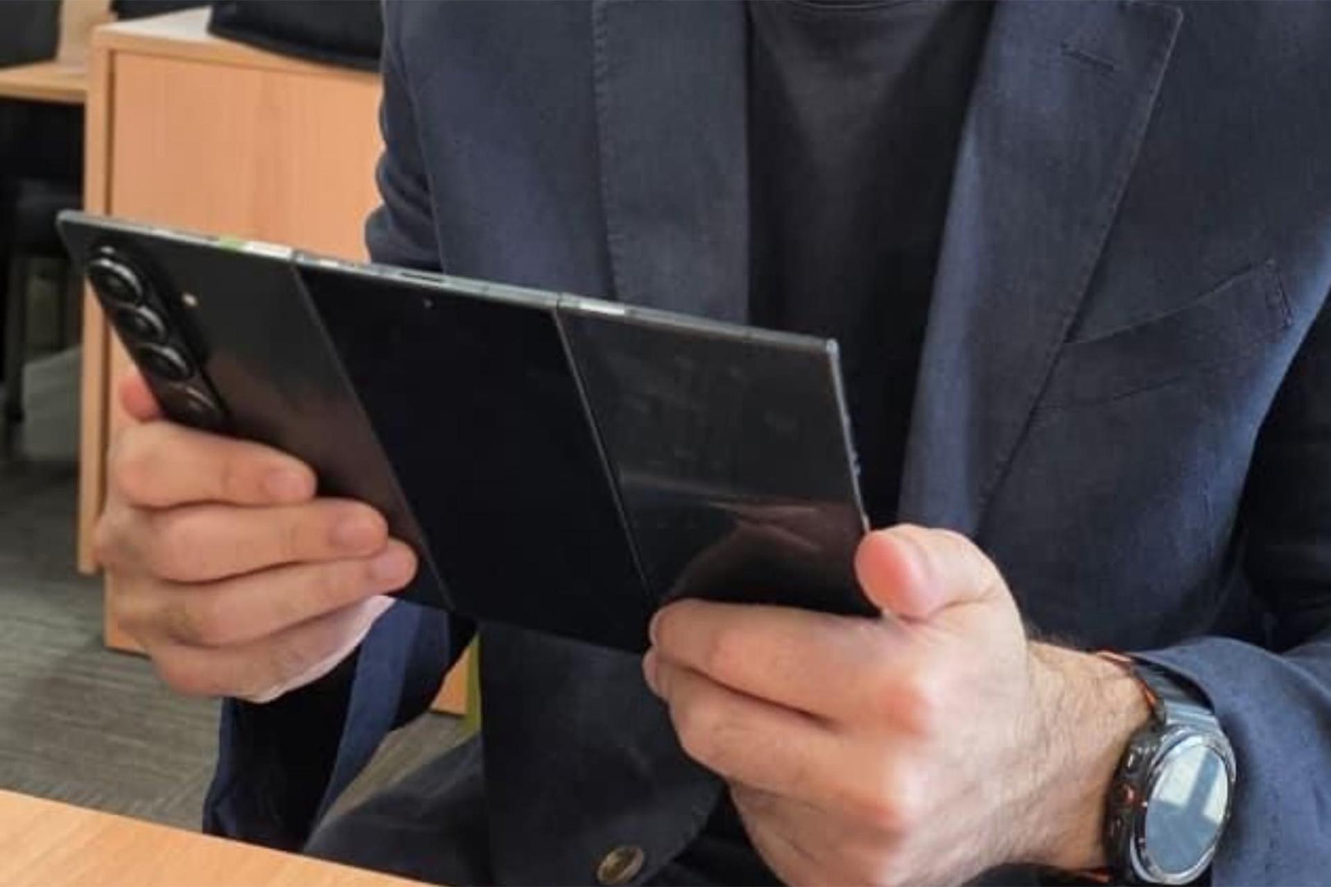 پنل پشت گلکسی زد ترای‌فولد با ۴ دوربین