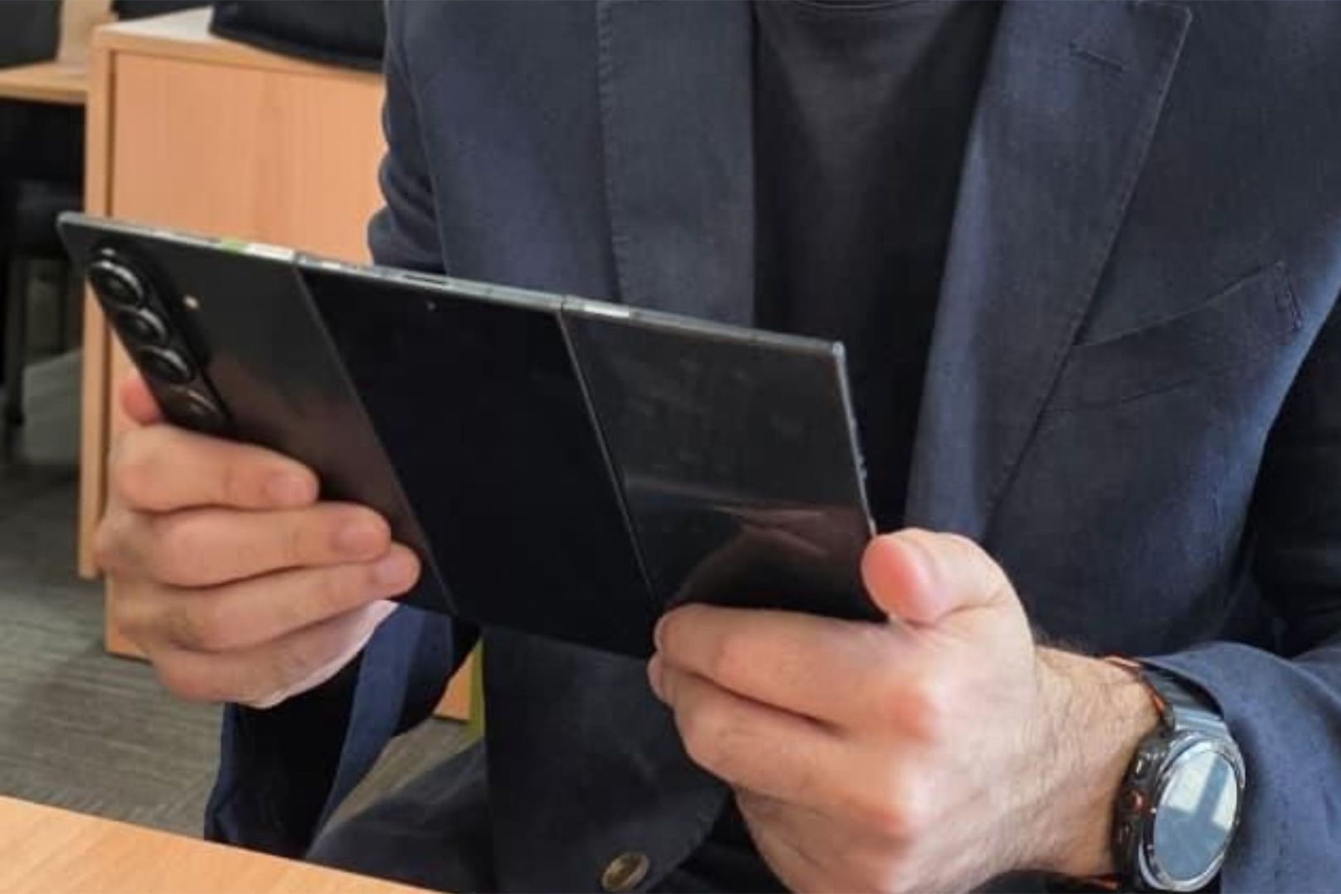 پنل پشت گلکسی زد ترای‌فولد با ۴ دوربین