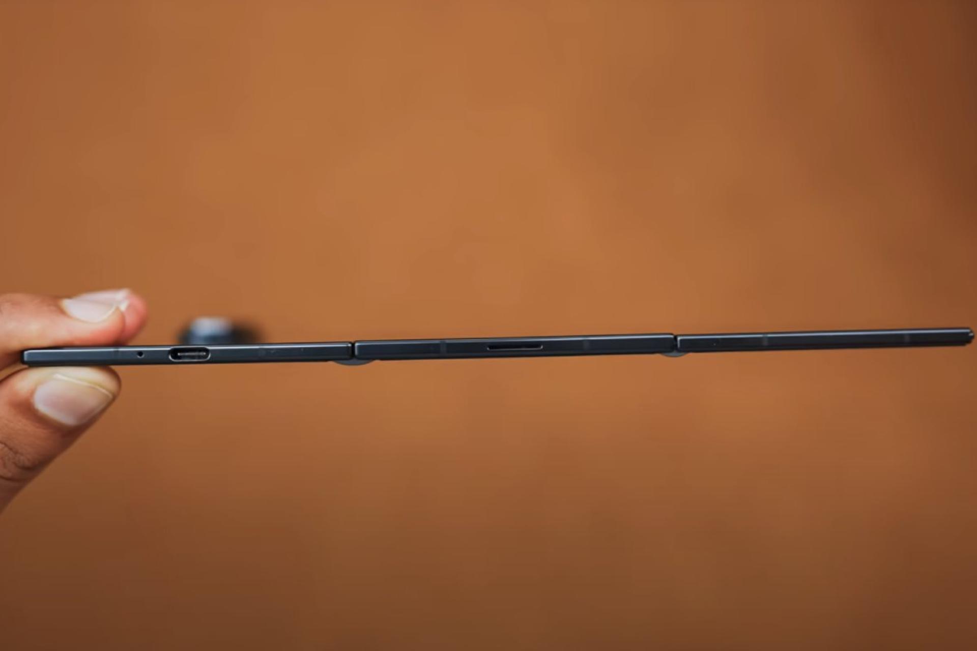 گلکسی زد ترای فولد در دست