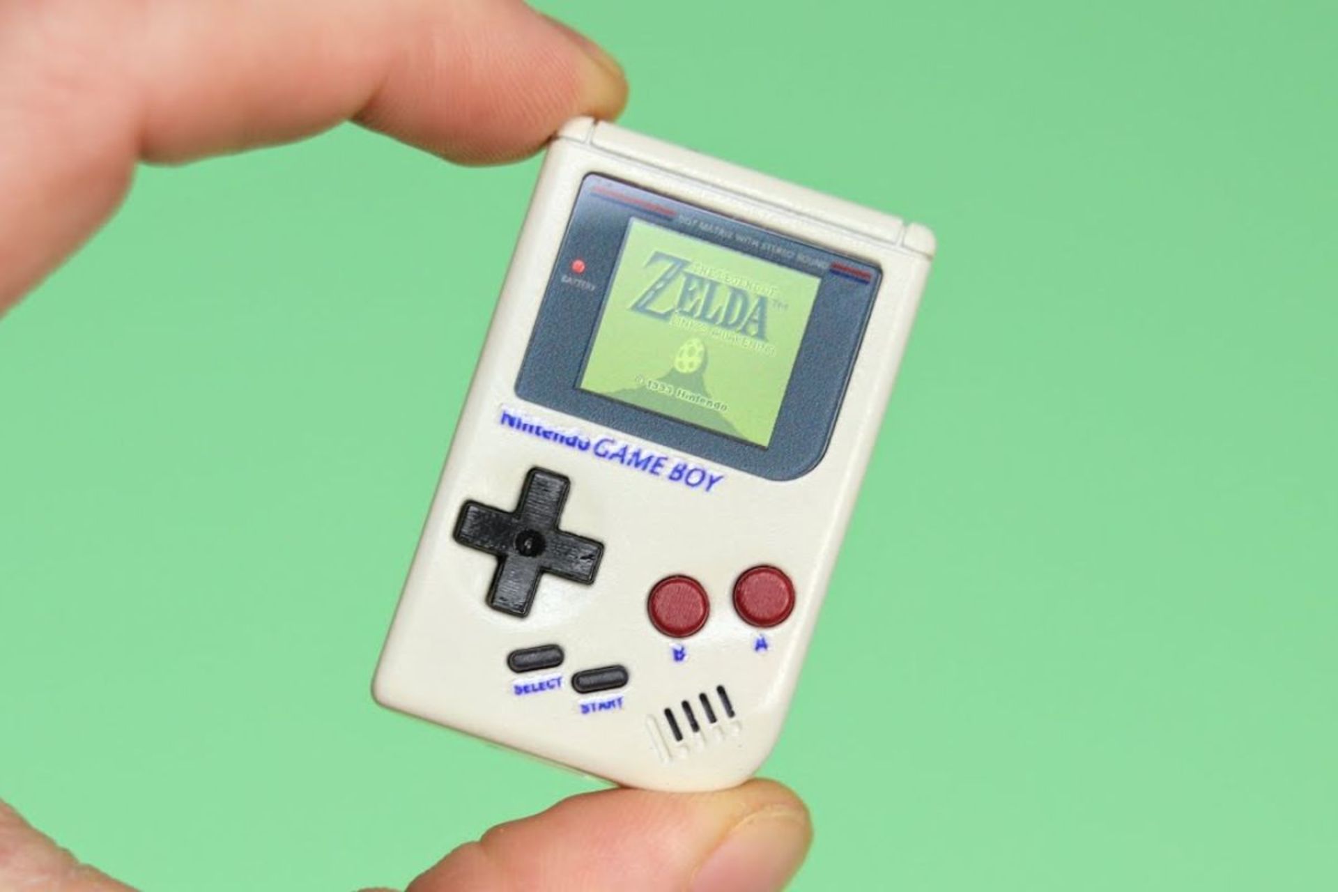 کنسول بازی کوچک Game boy mini بین دو انگشت