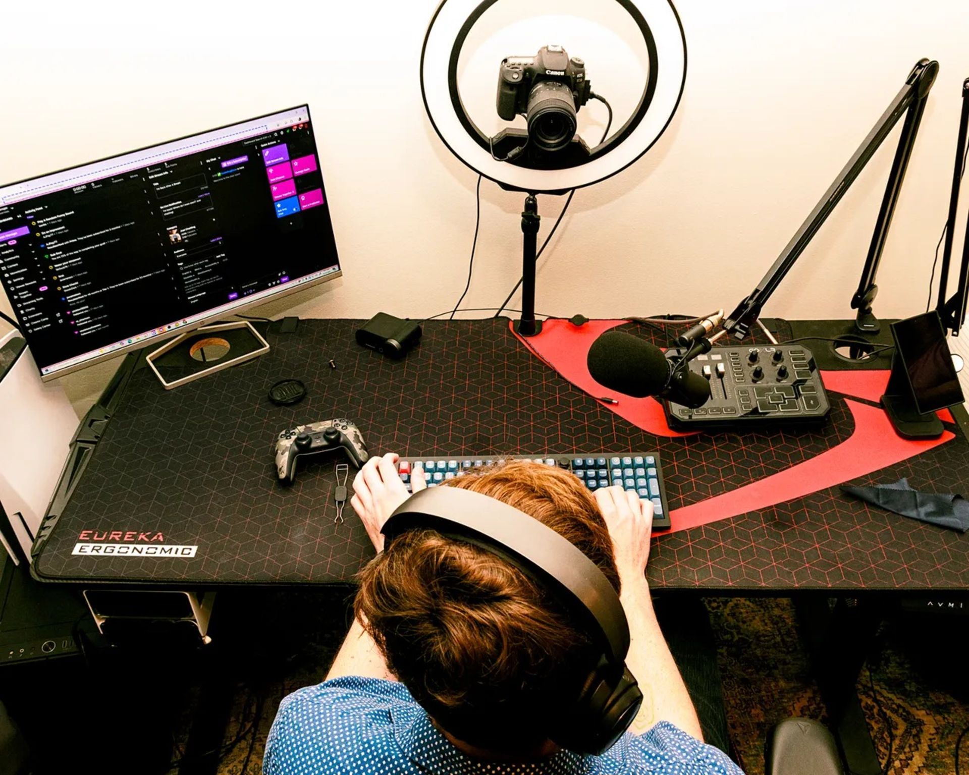 گیمر جوان پشت میز درحال استریم بازی 