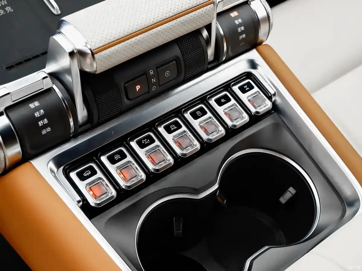 پنل کنترل و دکمه‌های گیربکس در کابین خودرو جیلی بتل‌شیپ ۷00 (Geely Beetleship 700)