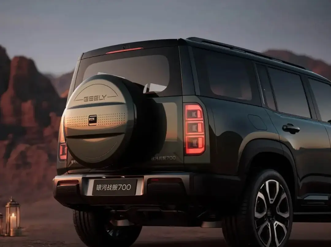 نمای عقب خودرو شاسی‌بلند جیلی بتل‌شیپ ۷۰۰ (Geely Bettership 700) در بیابان